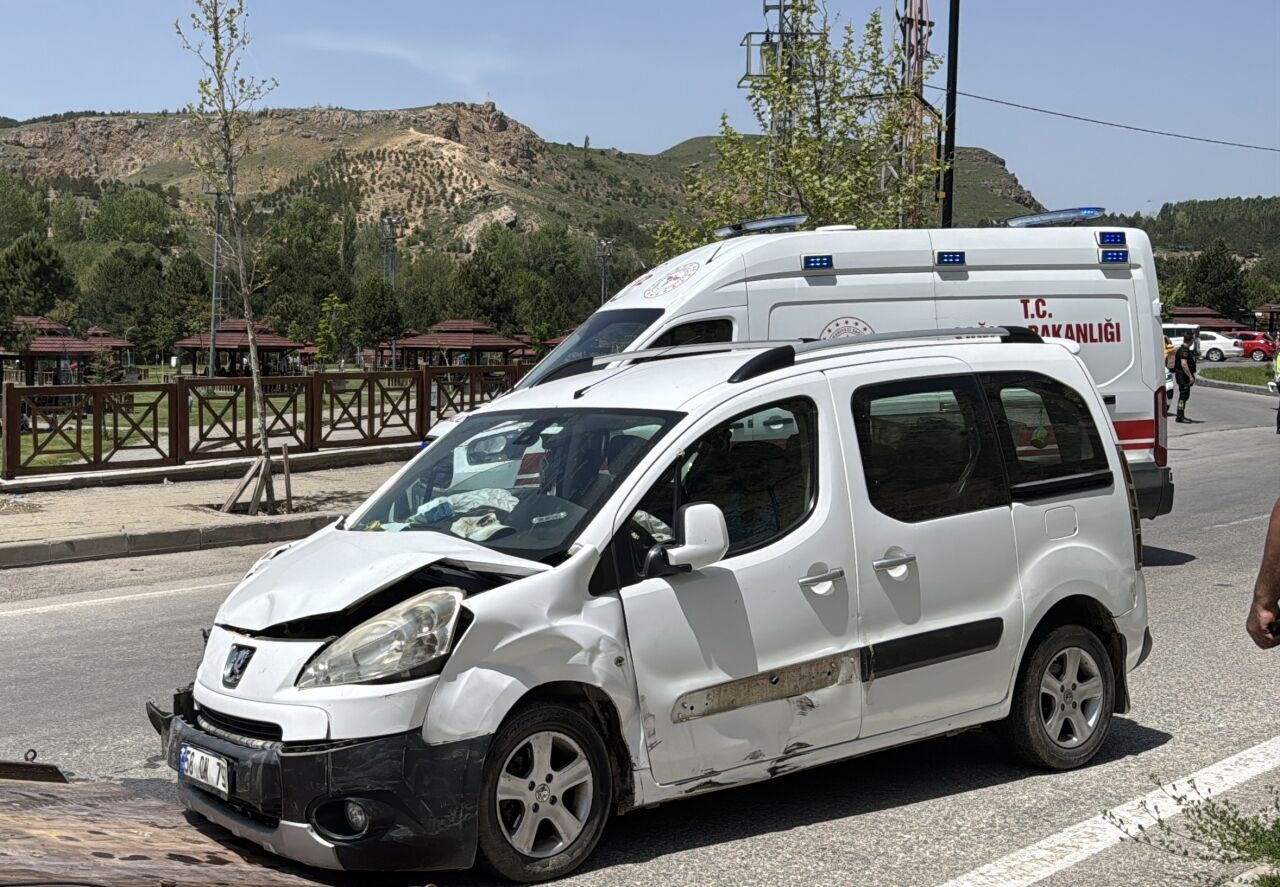 Sivas'ta otomobil ile hafif ticari aracın çarpıştığı kazada 6 kişi yaralandı
