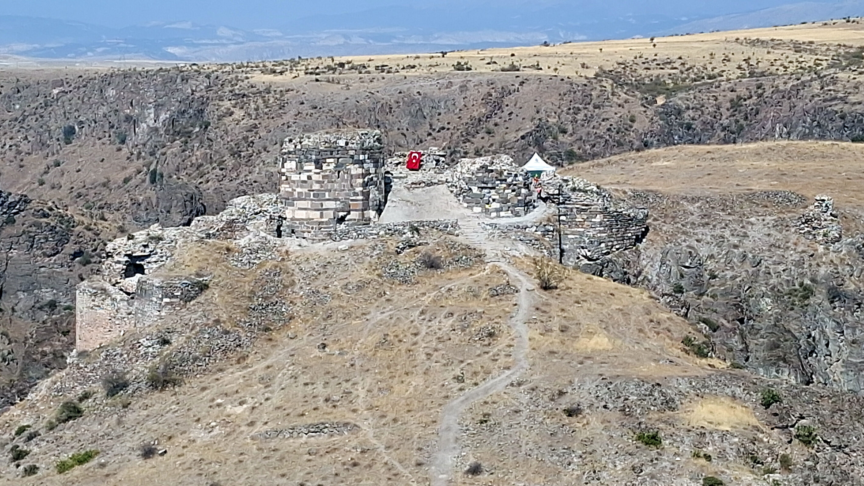 Kaymakam Coşkun Tabanlıoğlu Kalesi'nde incelemelerde bulundu