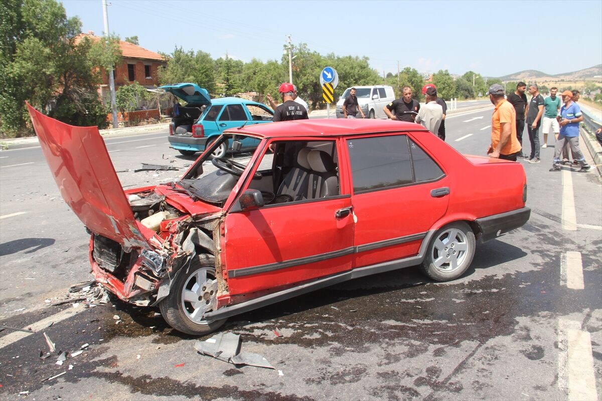 Konya'da iki otomobilin çarpışması sonucu 4 kişi yaralandı
