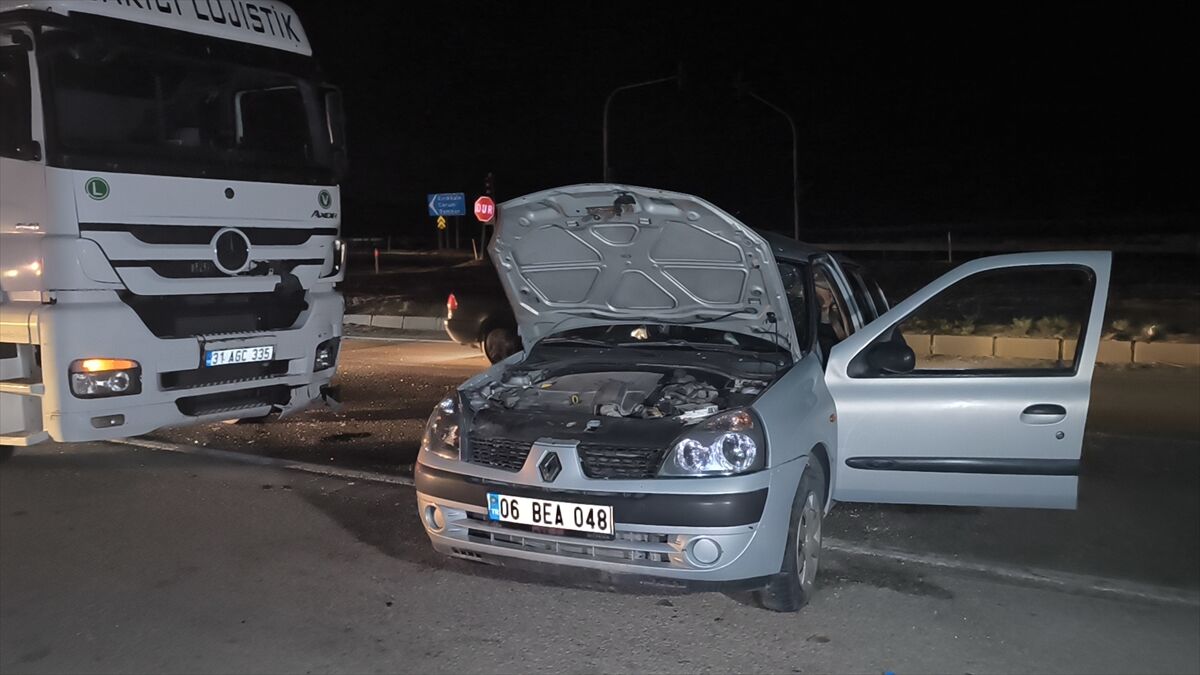 Kırıkkale'de tır ile çarpışan otomobildeki 2'si çocuk 6 kişi yaralandı