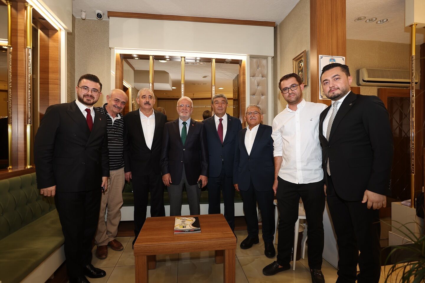 AK Parti Genel Başkanvekili Elitaş ve Başkan Büyükkılıç'tan Kazancılar Çarşı esnafına ziyaret