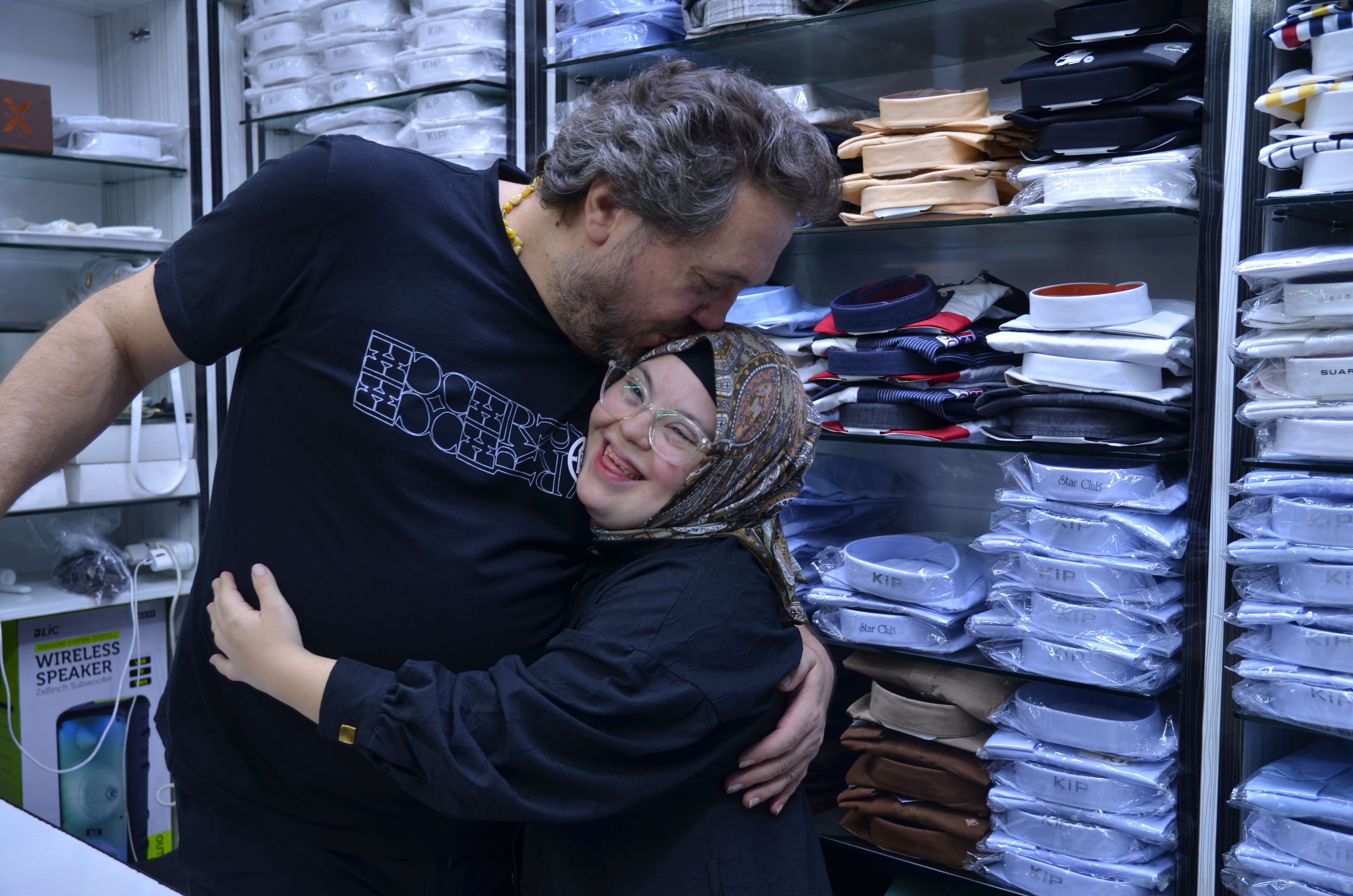 Down sendromlu Merve, neşesiyle tarihi çarşının 'gülü' oldu