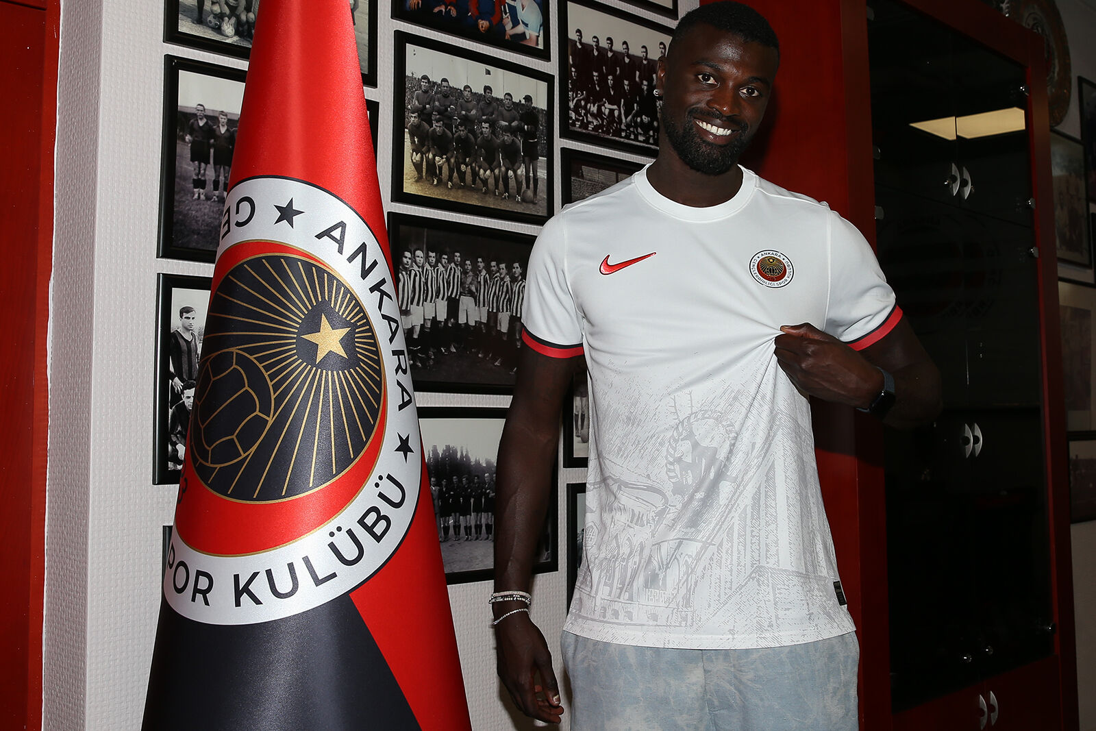 Gençlerbirliği, Senegalli golcü M'Baye Niang ile sözleşme imzaladı