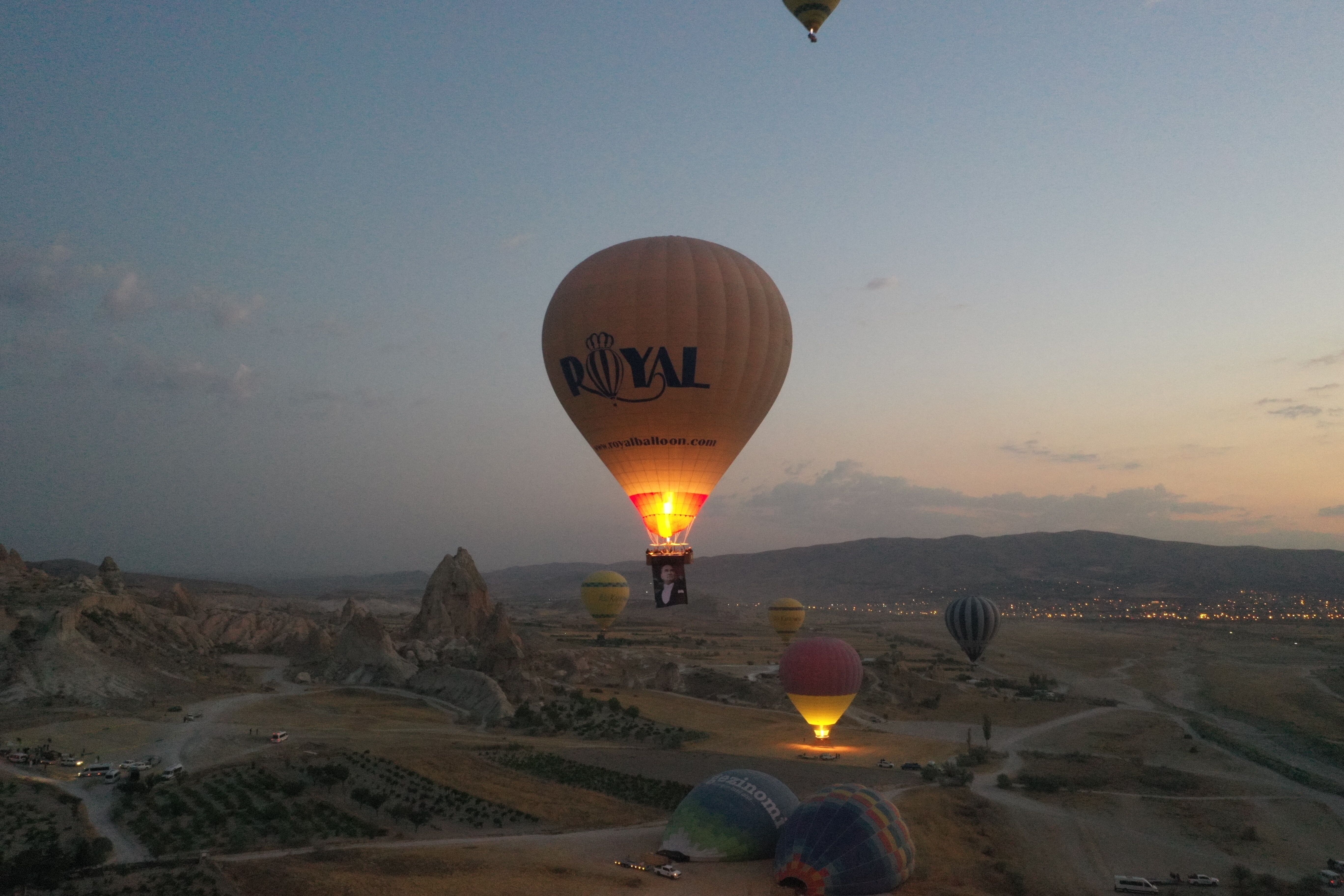 Kapadokya'da balonlar Türk bayraklarıyla uçtu