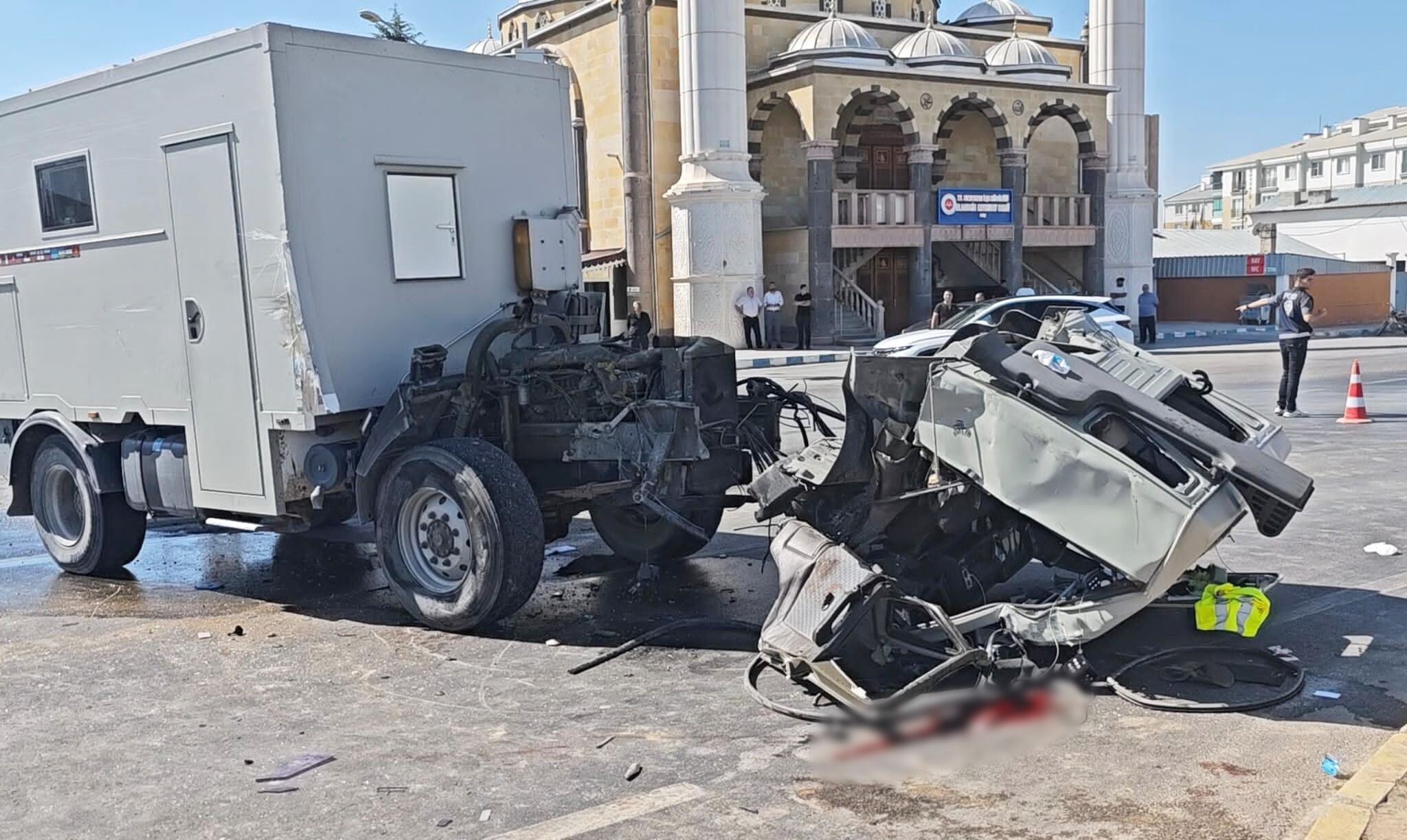 Aksaray'da tır ile karavanın çarpıştığı kazada 3 kişi yaralandı