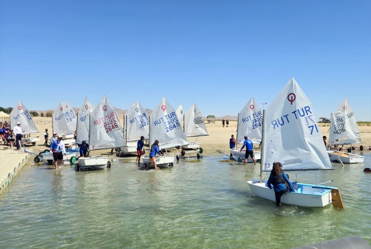 Sporcular yelkenlerini 'İç Anadolu'nun denizi' Hirfanlı'da açtı