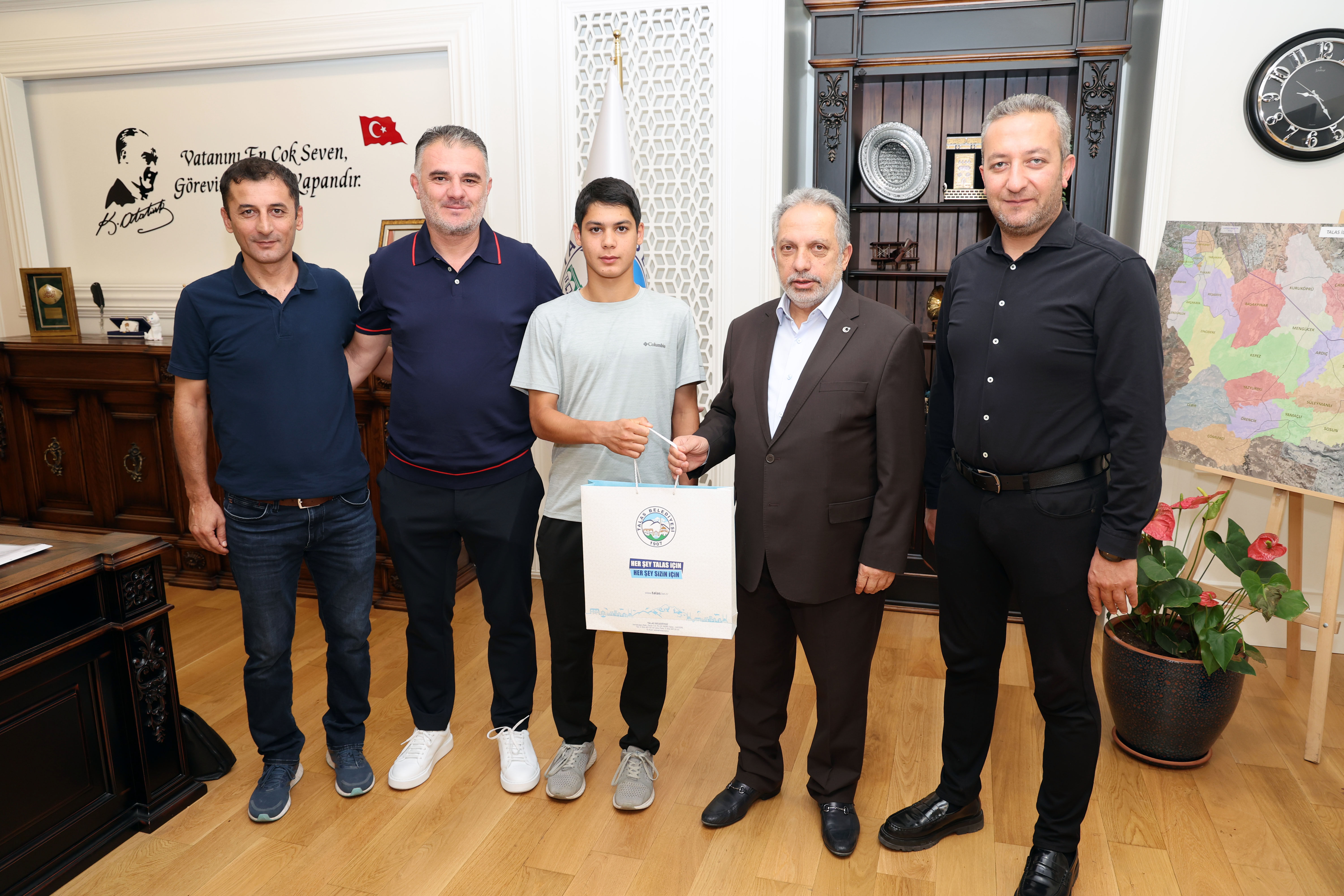 Talas Belediyespor'un genç yeteneği Başkan Yalçın'ı ziyaret etti
