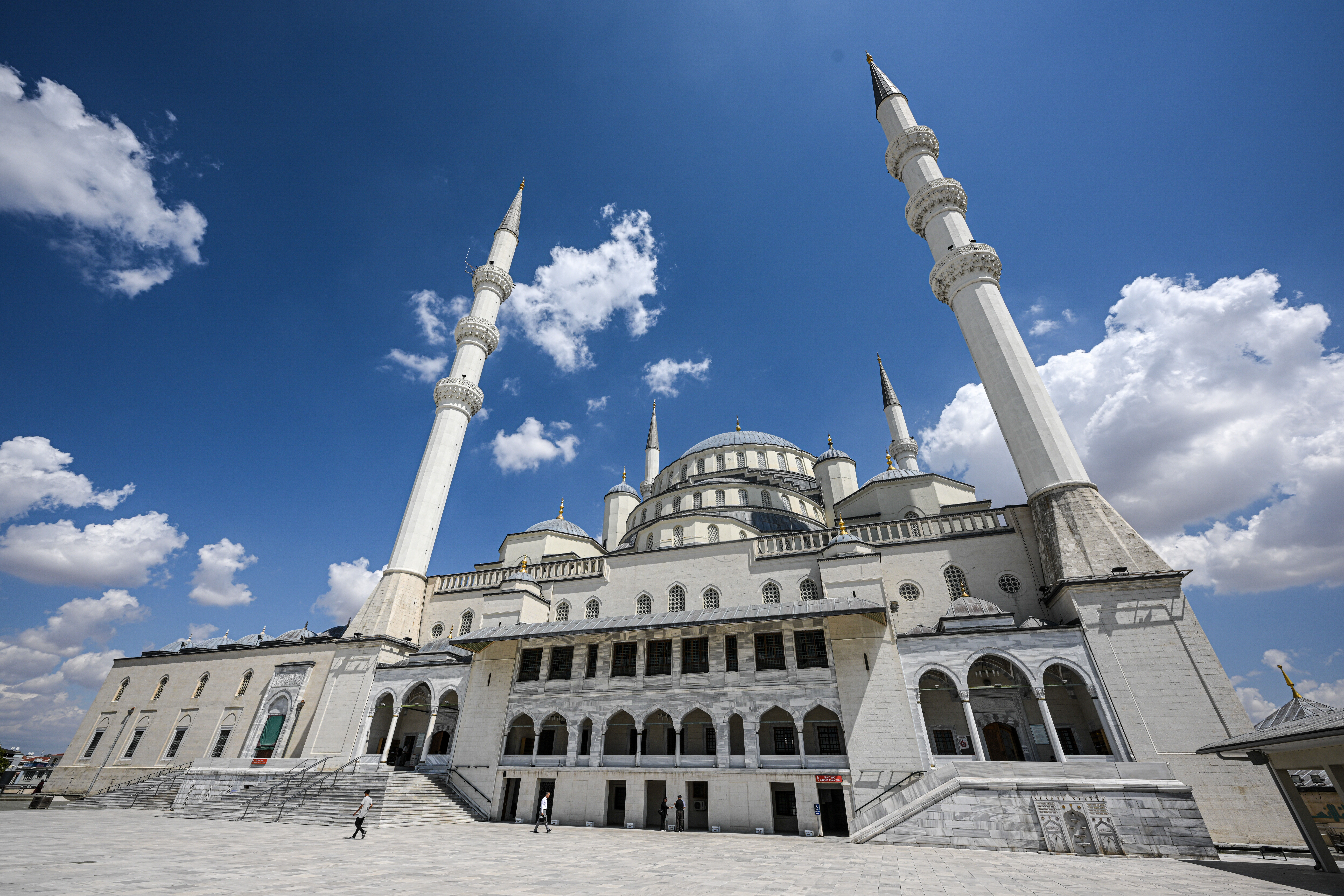 15 Temmuz'da ilk selanın okunduğu Kocatepe Camisi, ibadete açılalı 38 yıl oldu