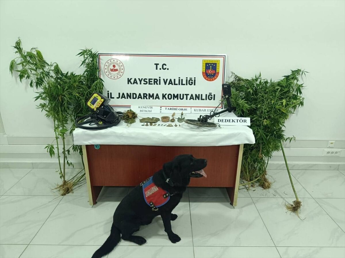 Kayseri'de uyuşturucu operasyonunda tarihi eser niteliği taşıyan 21 obje ele geçirildi