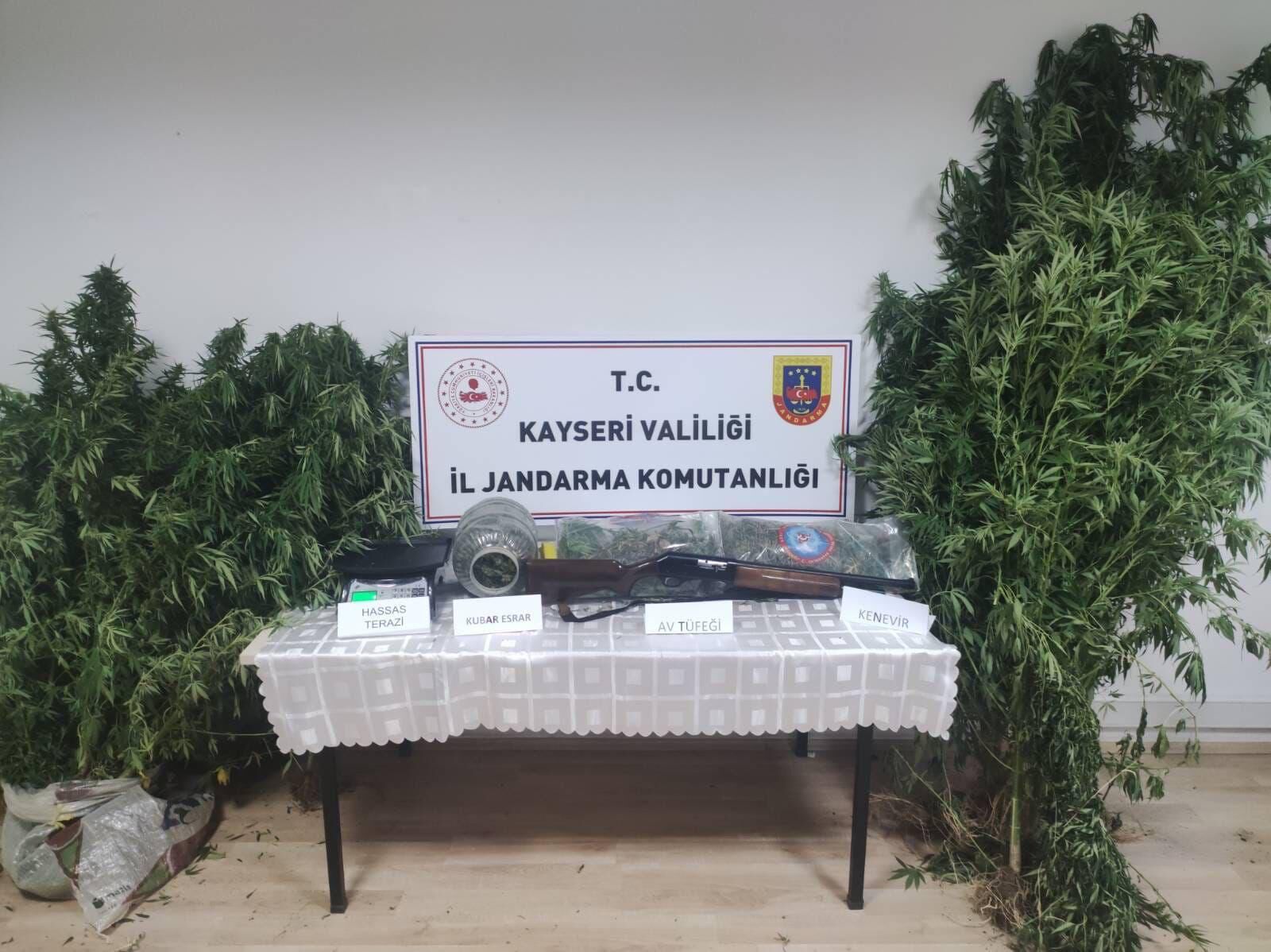 Kayseri'de turşu bidonuna gizlenmiş 3 kilo 210 gram kubar esrar ele geçirildi