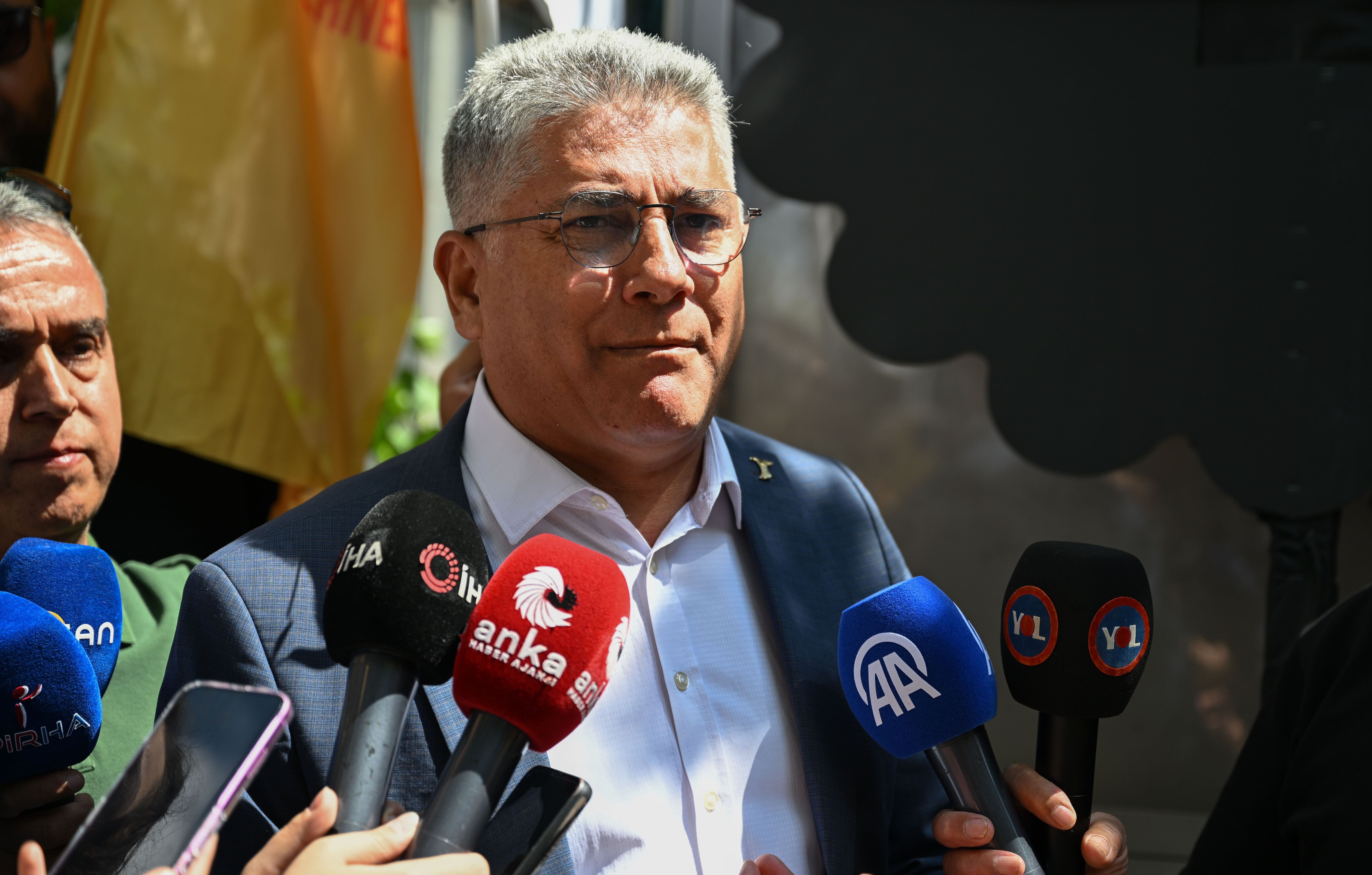 Alevi dernekleri temsilcilerinden, Alevi-Bektaşi Kültür ve Cemevi Başkanlığı önünde protesto açıklaması