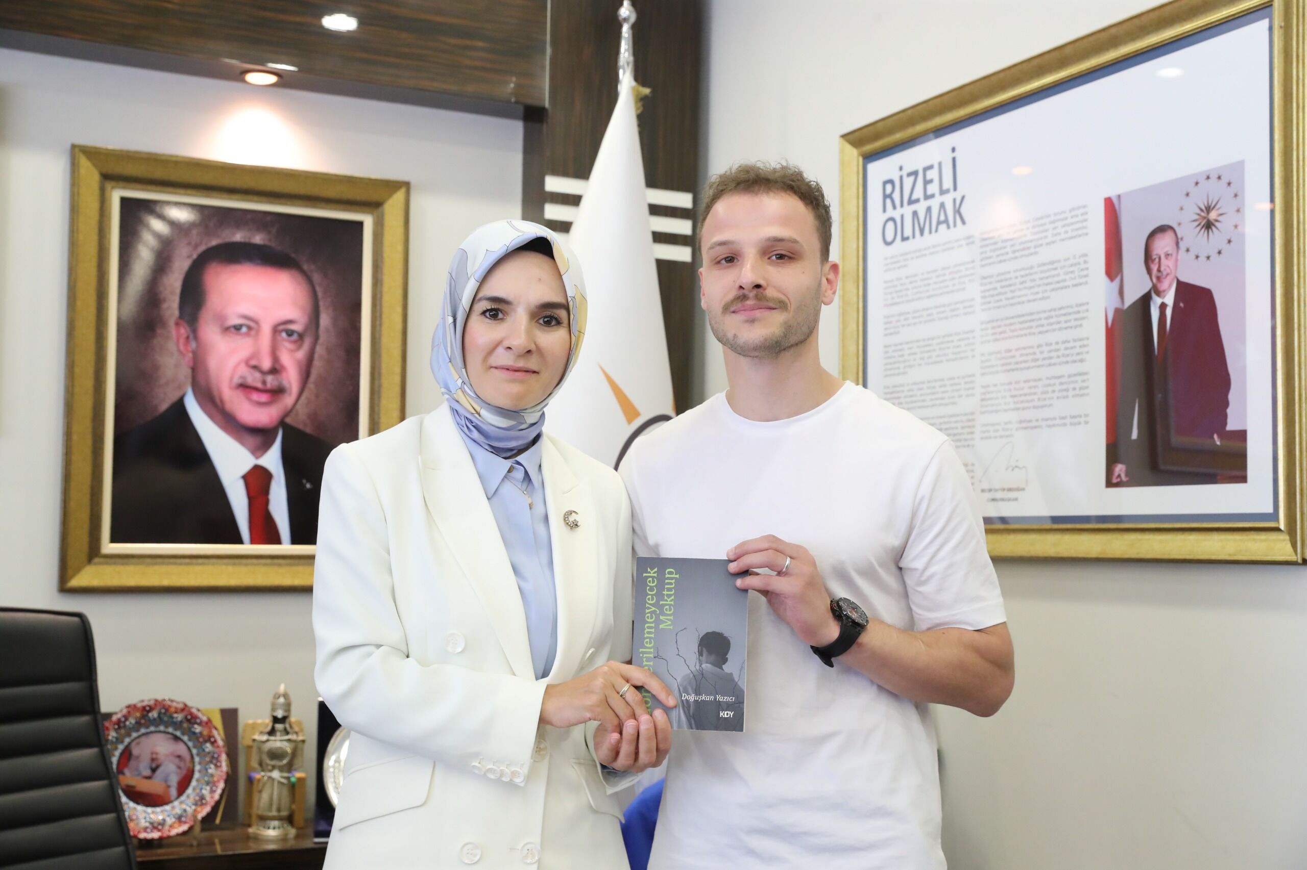 Devlet korumasında yetişen genç, hayat hikayesini yazdığı kitabını Bakan Göktaş'a hediye etti