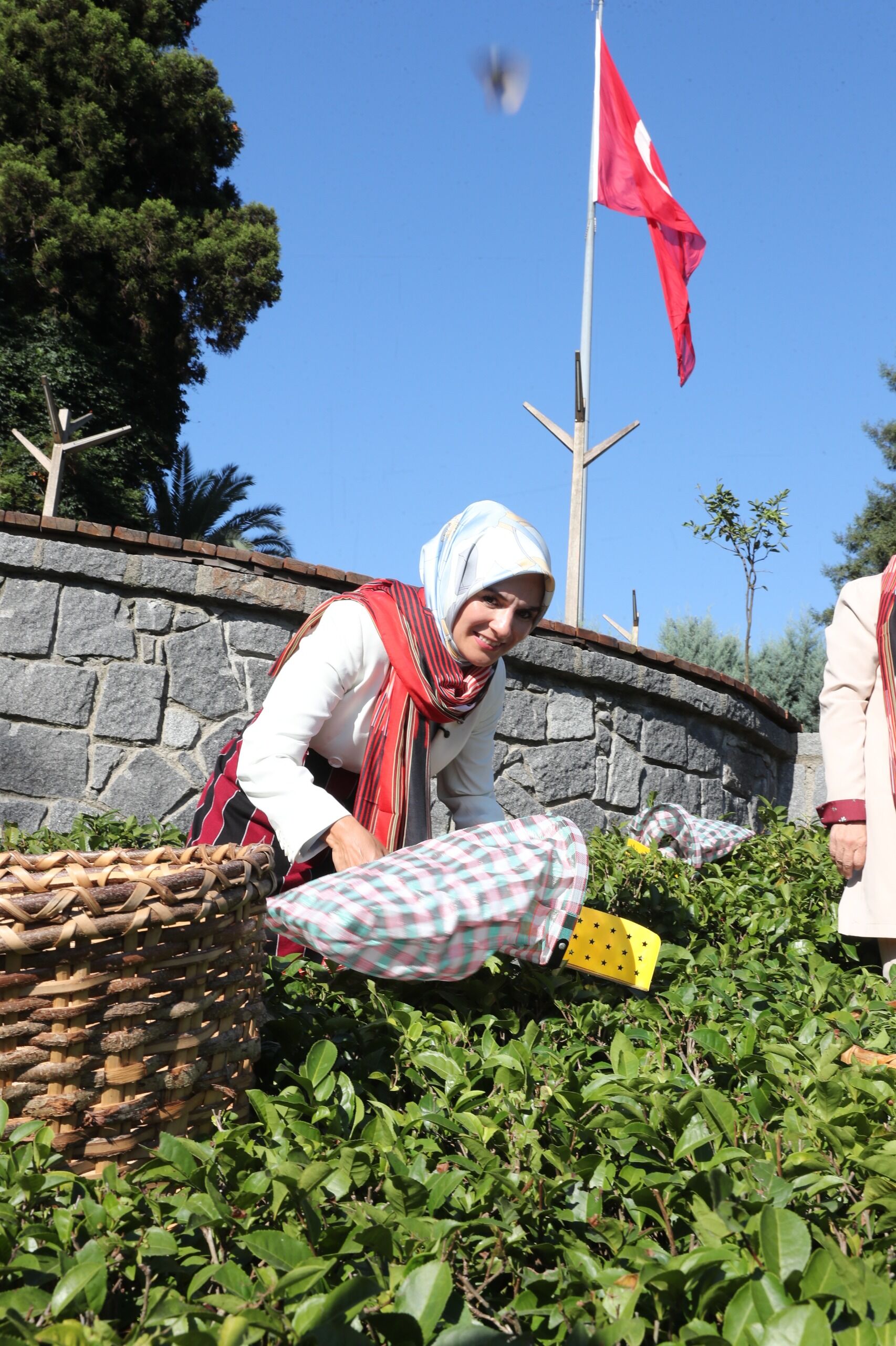 Aile ve Sosyal Hizmetler Bakanı Göktaş, Rize'de 63 yıllık evli olan Kanbur çiftinin misafiri oldu