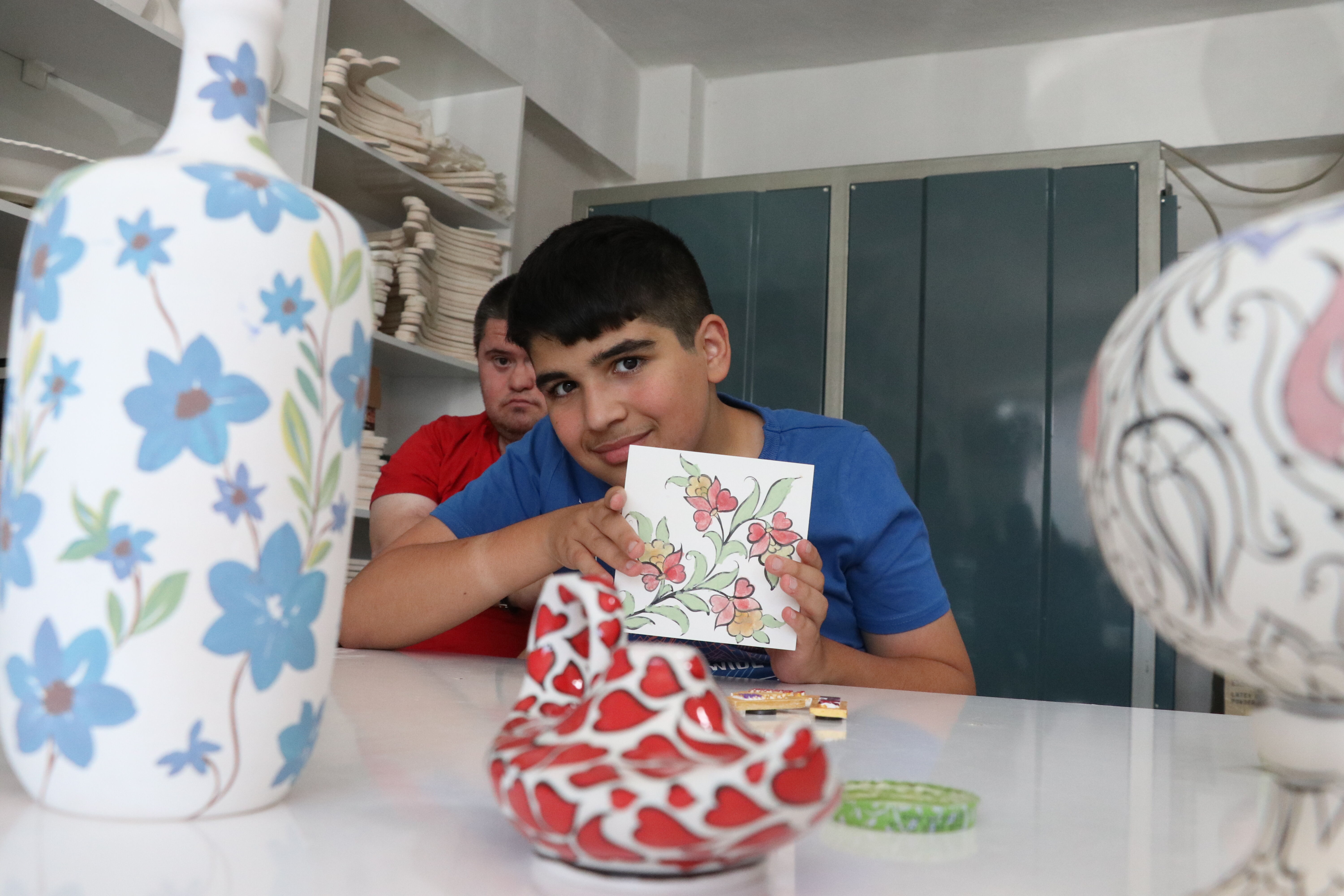 Yozgat'ta özel öğrenciler çini boyama kursunda yeteneklerini keşfediyor