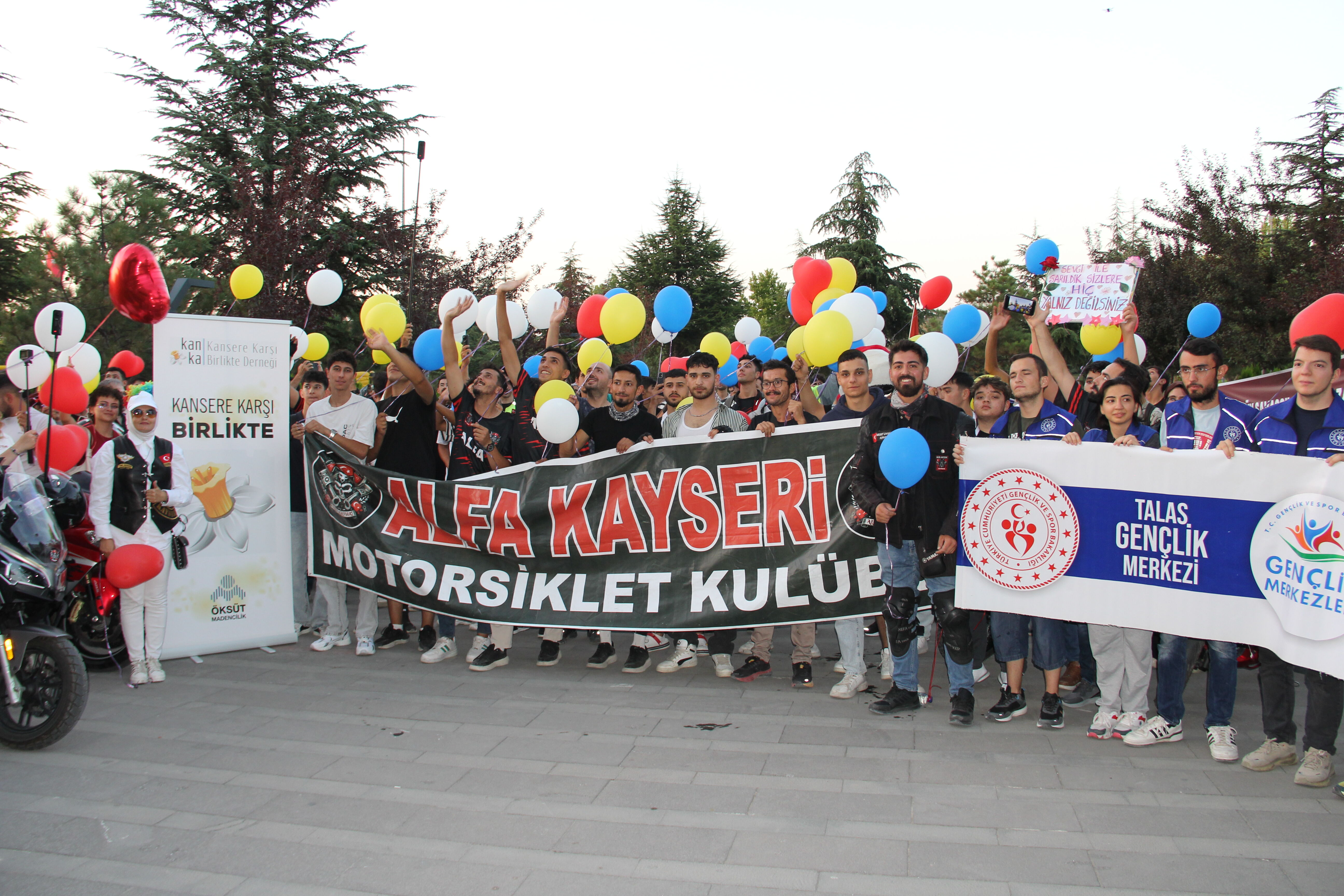 Kayseri'de motosikletliler kanser hastası çocuklar için gökyüzüne balon bıraktı