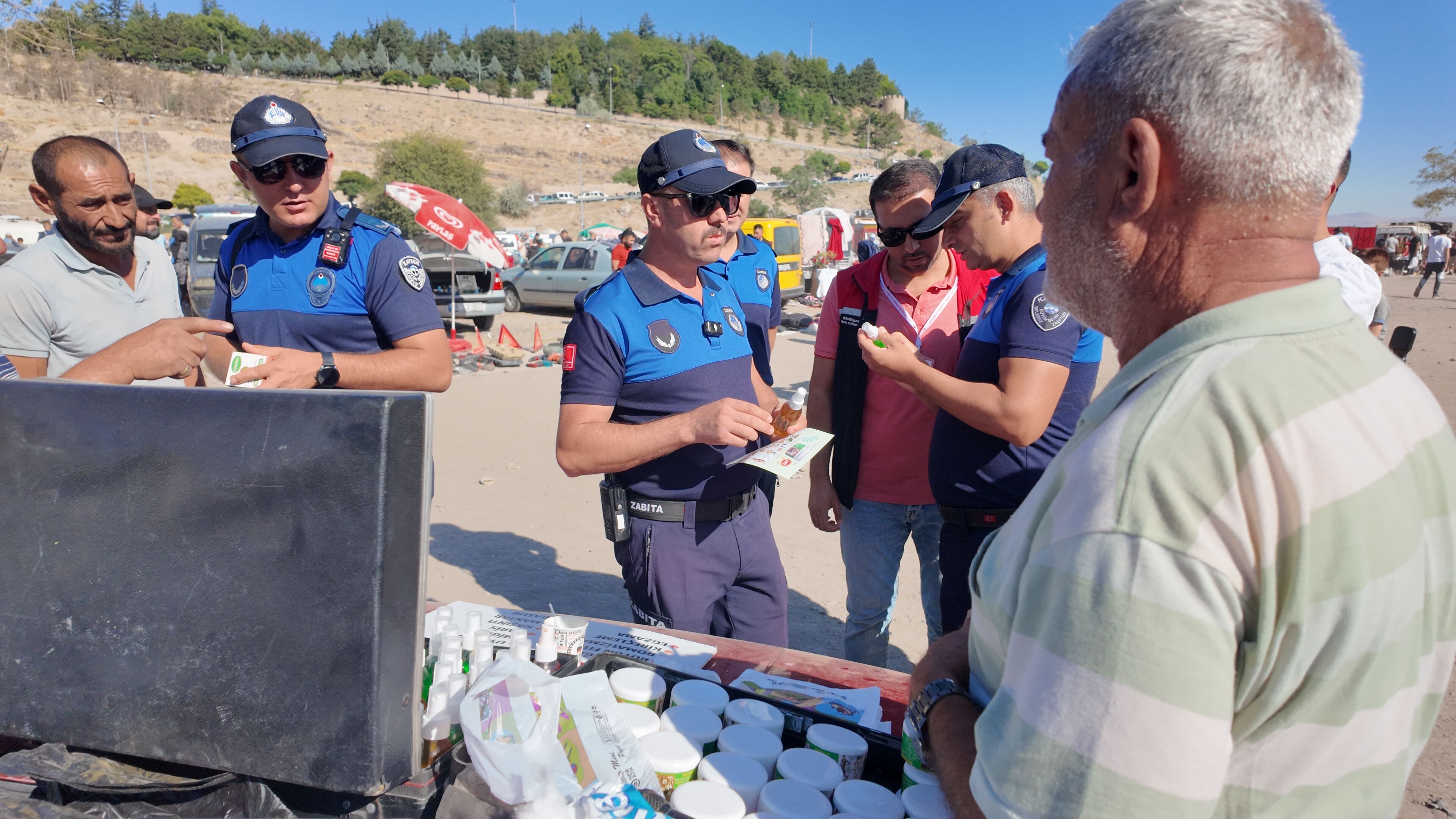 Kayseri Büyükşehir Belediyesi zabıta ekiplerinden pazar denetimi