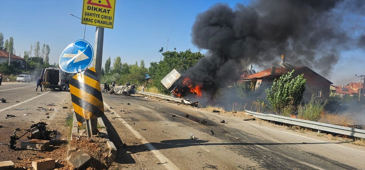 Konya'da otomobil ile çekicinin çarpıştığı kazada 3 kişi öldü