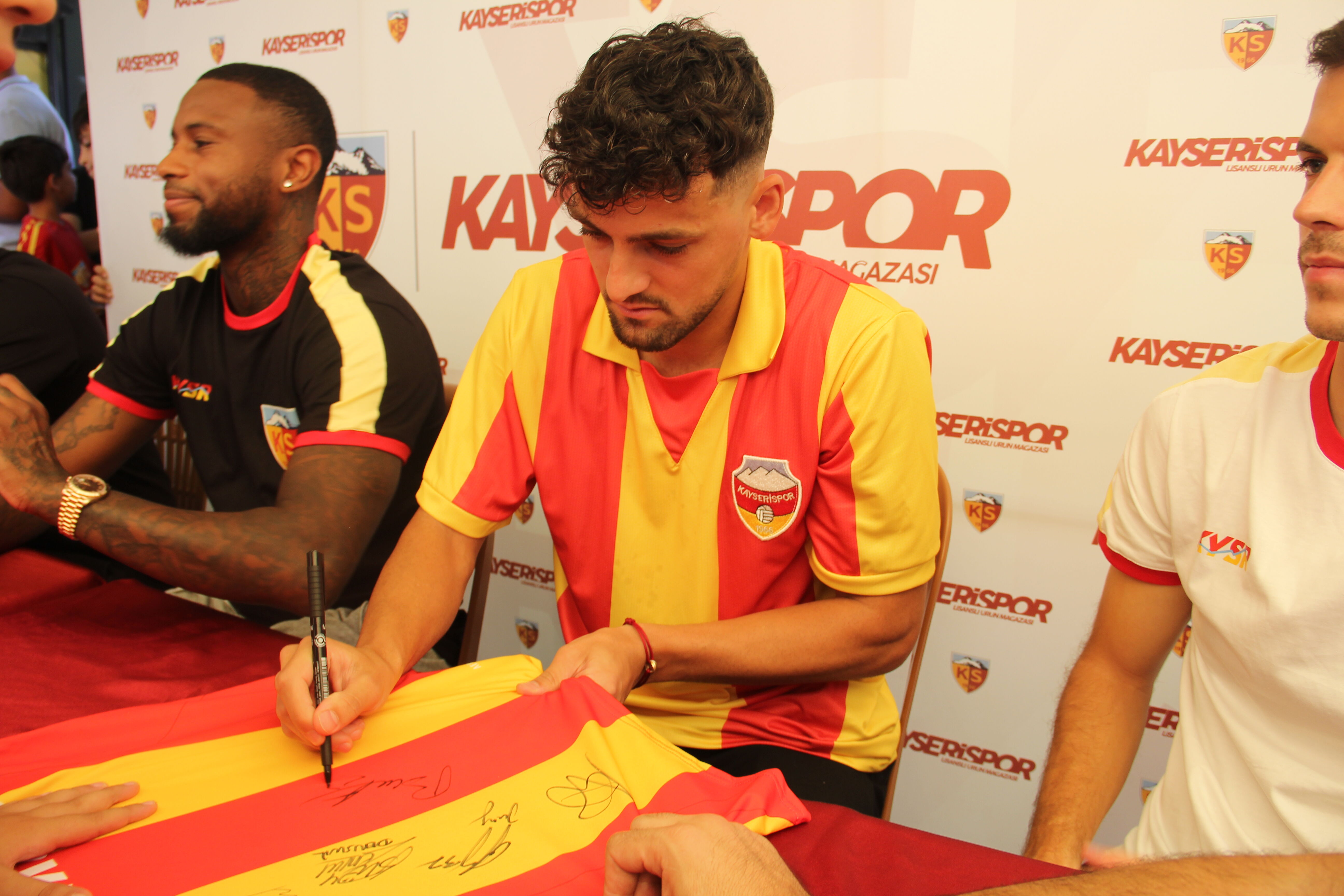 Kayserispor'da futbolcular imza gününde taraftarlarla buluştu