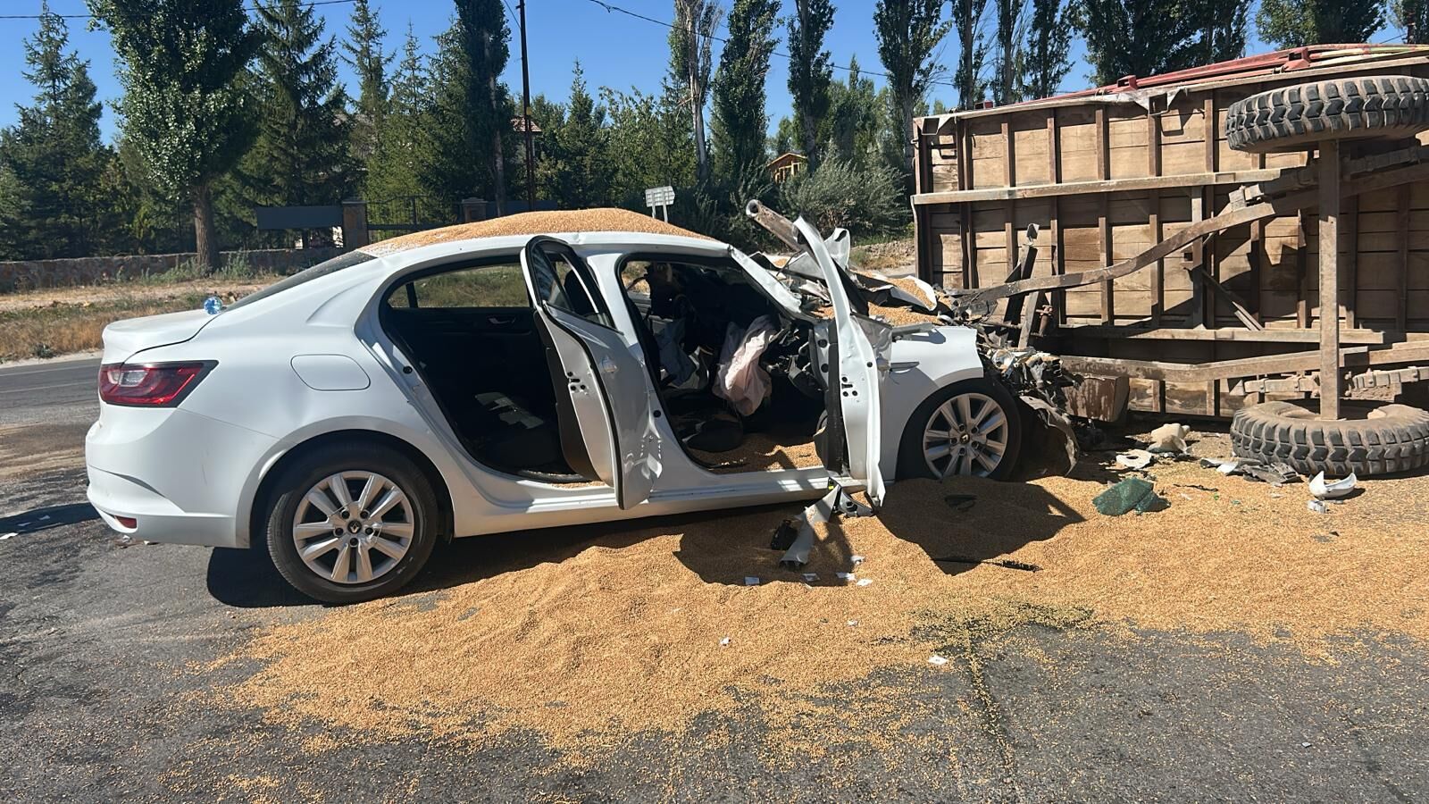 Sivas'ta otomobil ile traktör çarpıştı, 3 kişi yaralandı