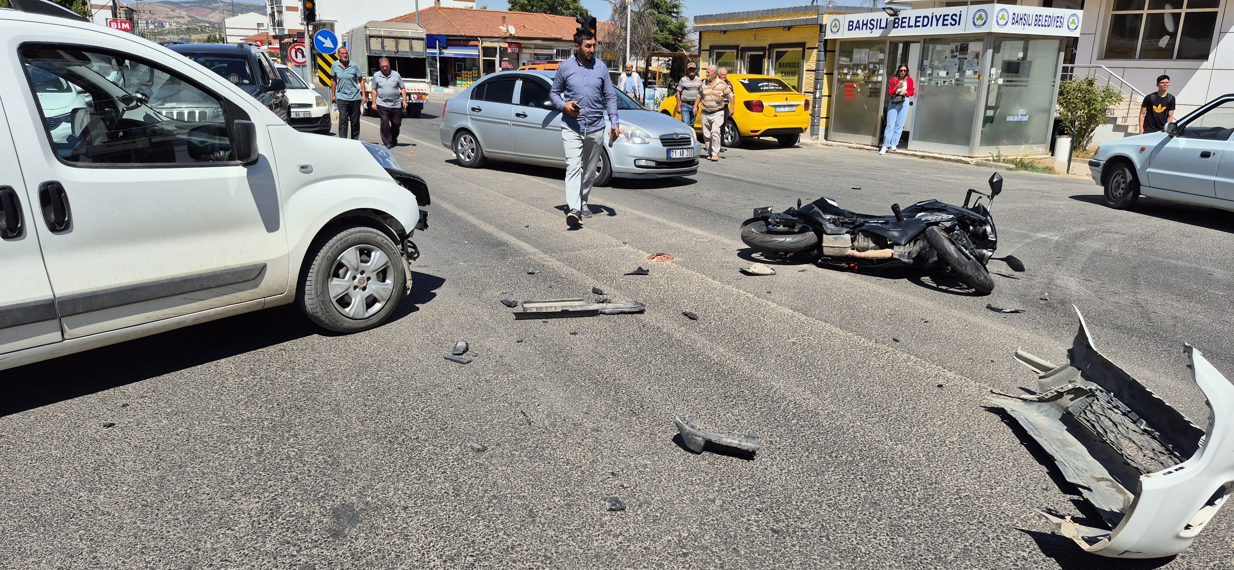 Bahşılı'da hafif ticari araçla çarpışan motosikletin sürücüsü yaralandı