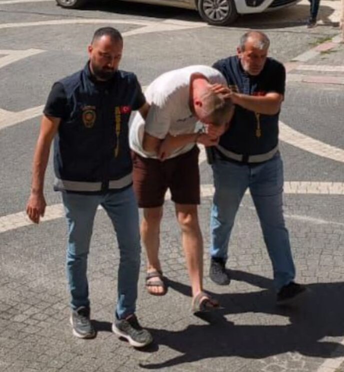 Akşehir'de park halindeki araçlara çarpan sürücünün üzerinde uyuşturucu madde ele geçirildi