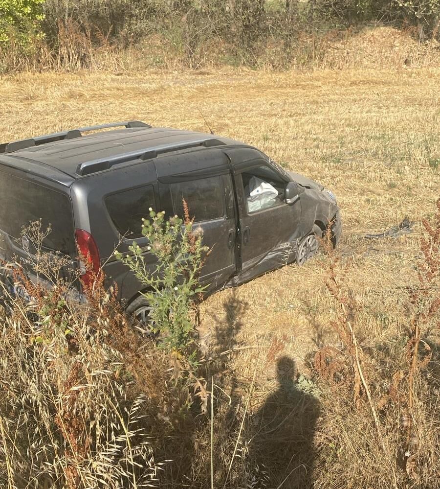 Konya'da şarampole devrilen hafif ticari araçtaki 2 kişi yaralandı