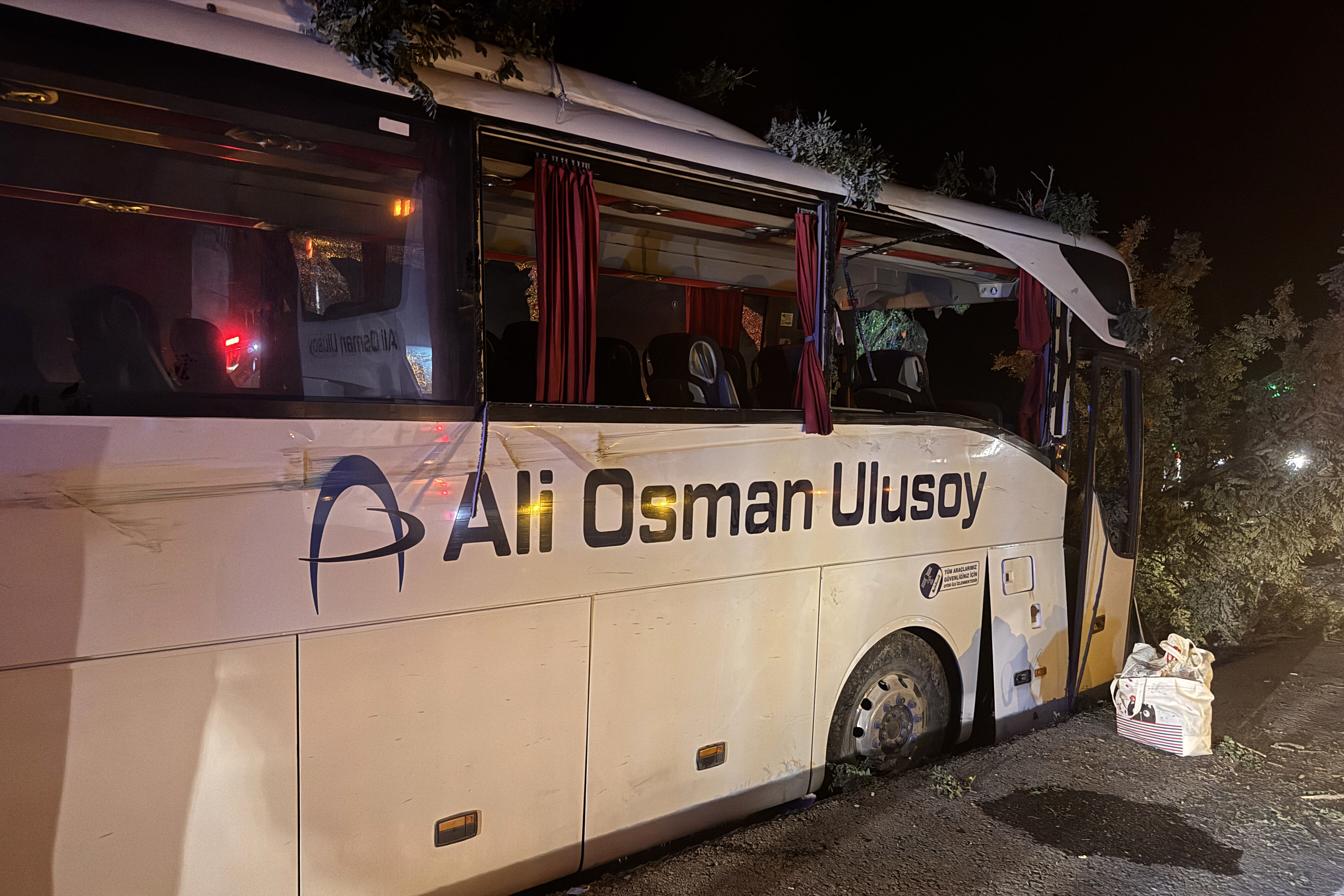 Kayseri'de yolcu otobüsünün orta refüjdeki ağaçlara çarptığı kazada 1 kişi öldü, 13 kişi yaralandı