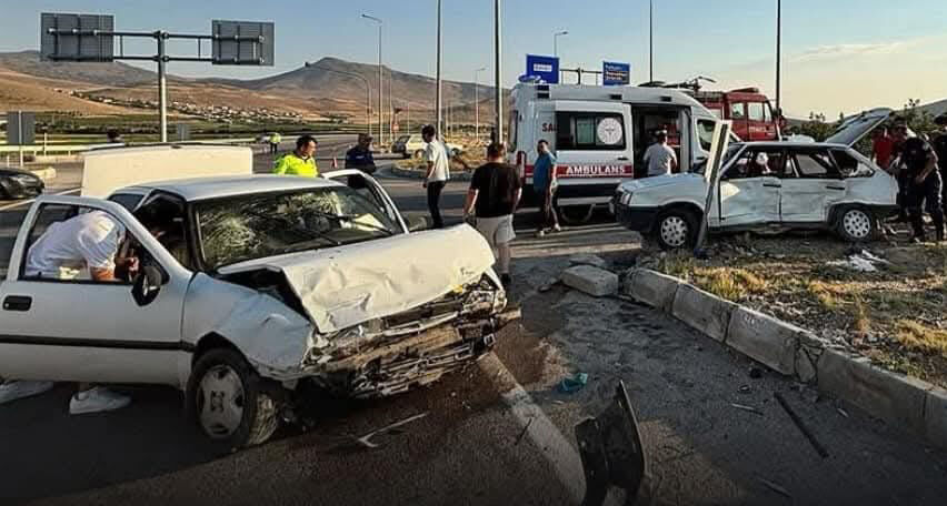 Kayseri'de iki otomobilin çarpıştığı kazada 2 kişi öldü, 4 kişi yaralandı