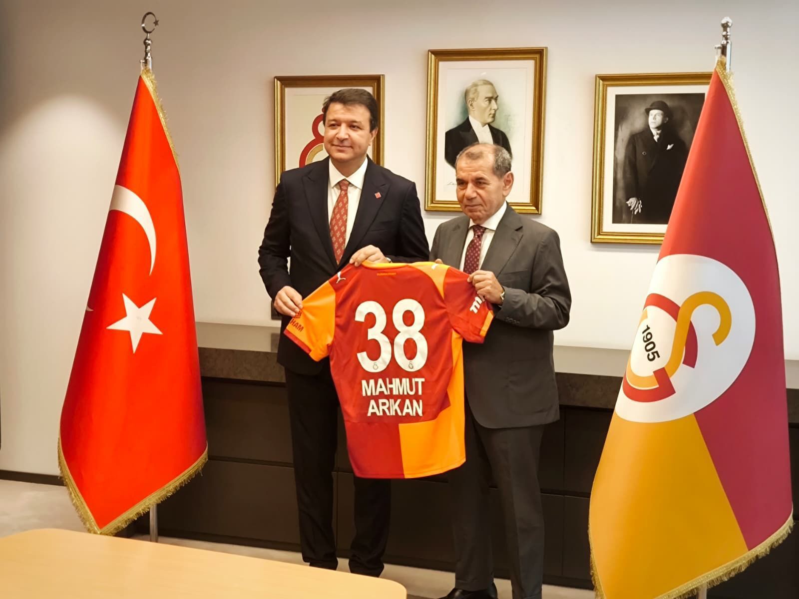 Saadet Partisi Genel Başkanı Arıkan, Galatasaray Kulübü Başkanı Özbek'i ziyaret etti