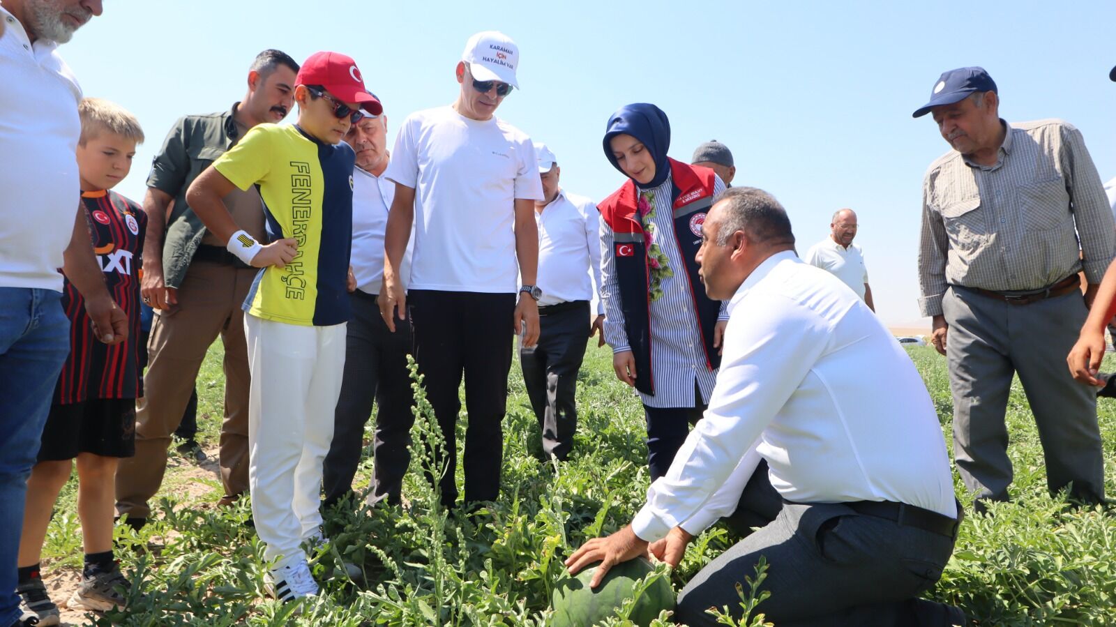 Karaman Valisi Çiçekli, karpuz hasadına katıldı
