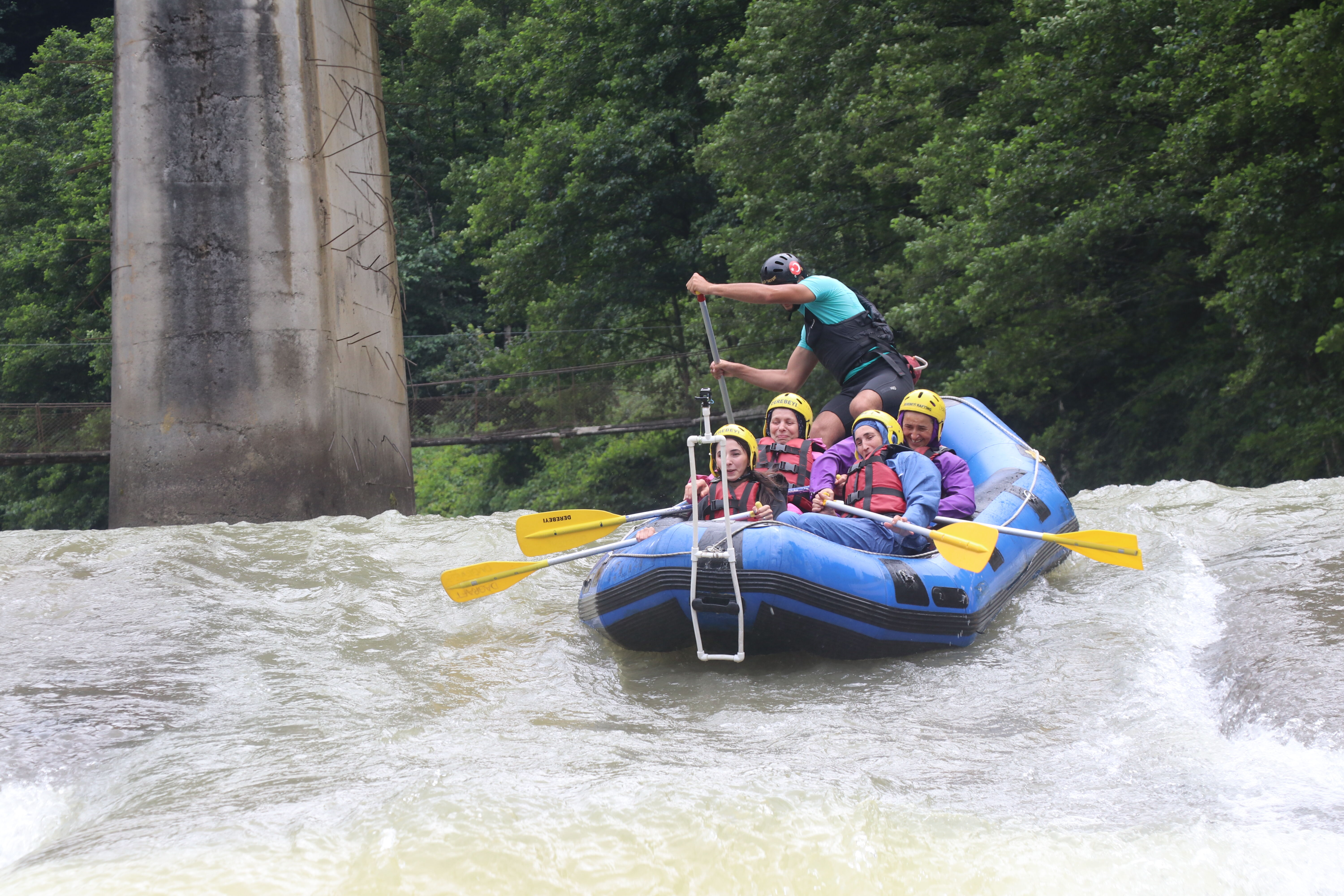 Rize'de yerli ve yabancı turistlerin rafting keyfi