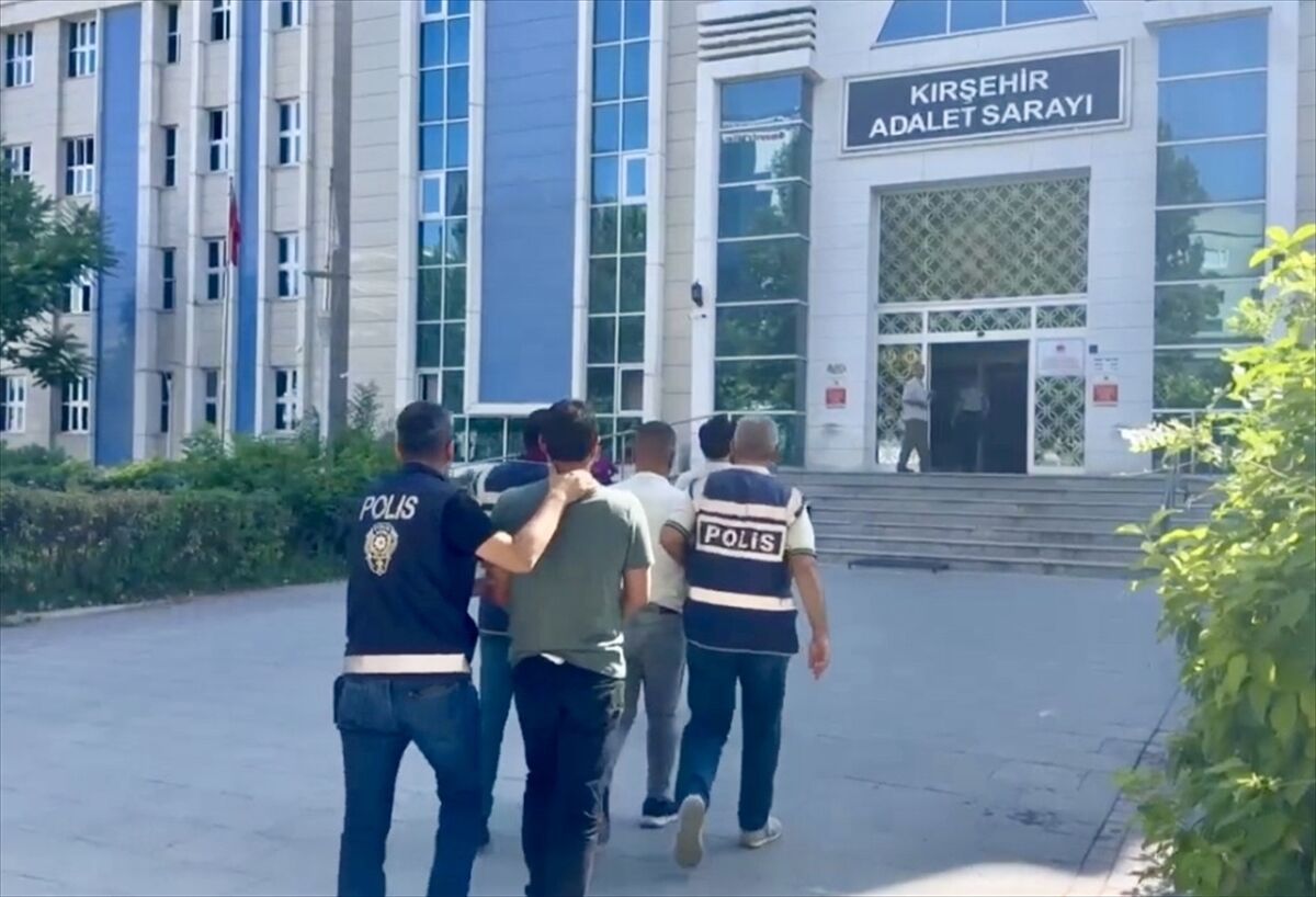 Kırşehir'de emekli kadını dolandıran 3 zanlı tutuklandı