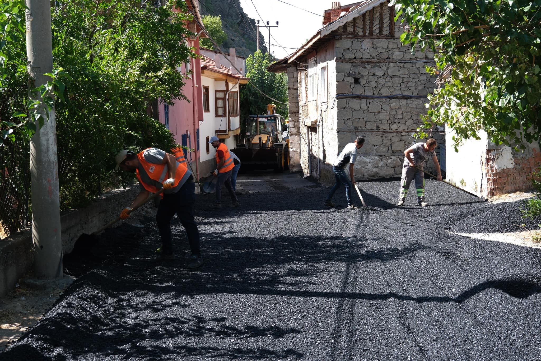 Güdül'de yol çalışmaları sürüyor