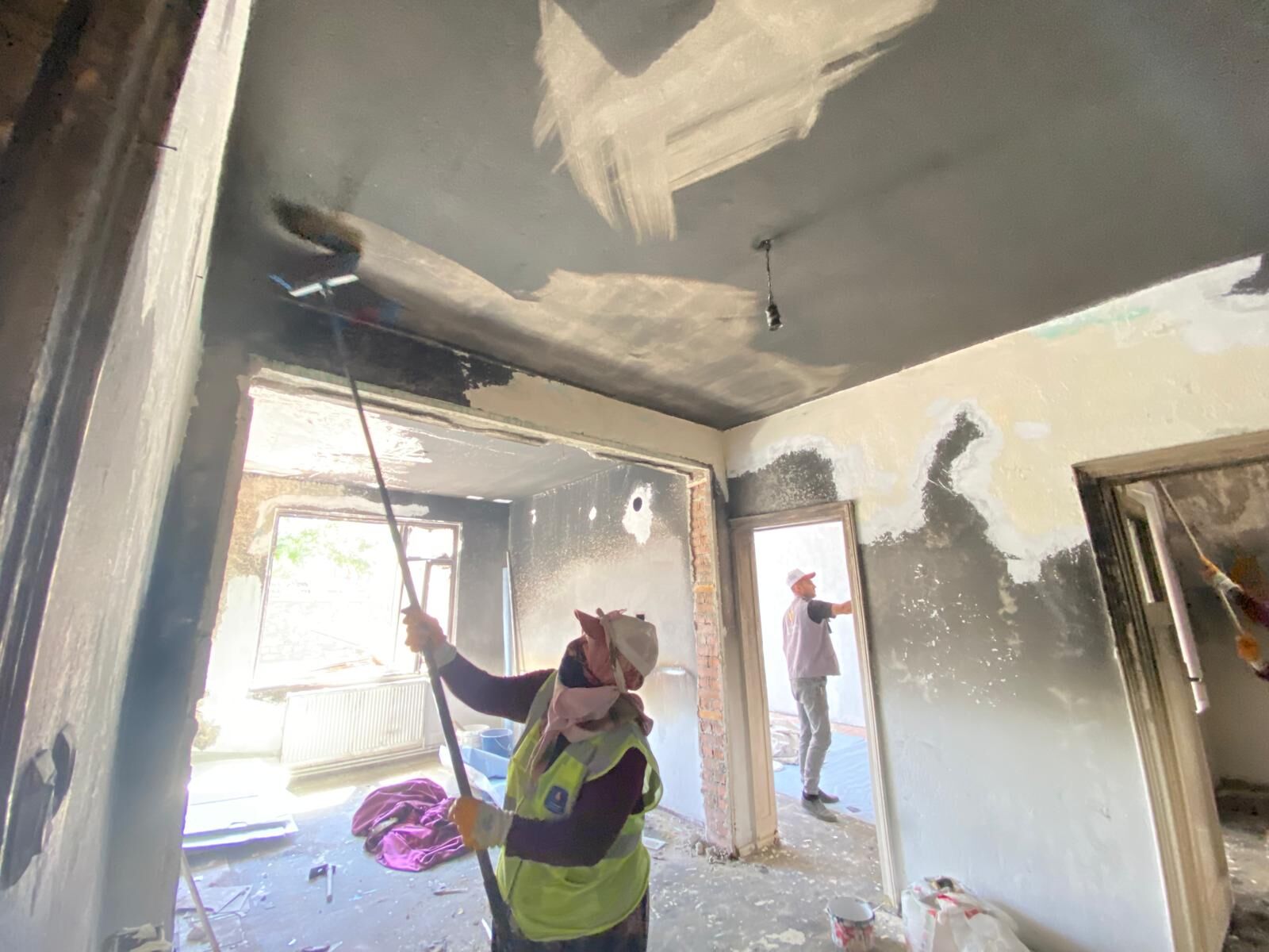Seydişehir Belediyesinden yangında evleri zarar gören aileye destek