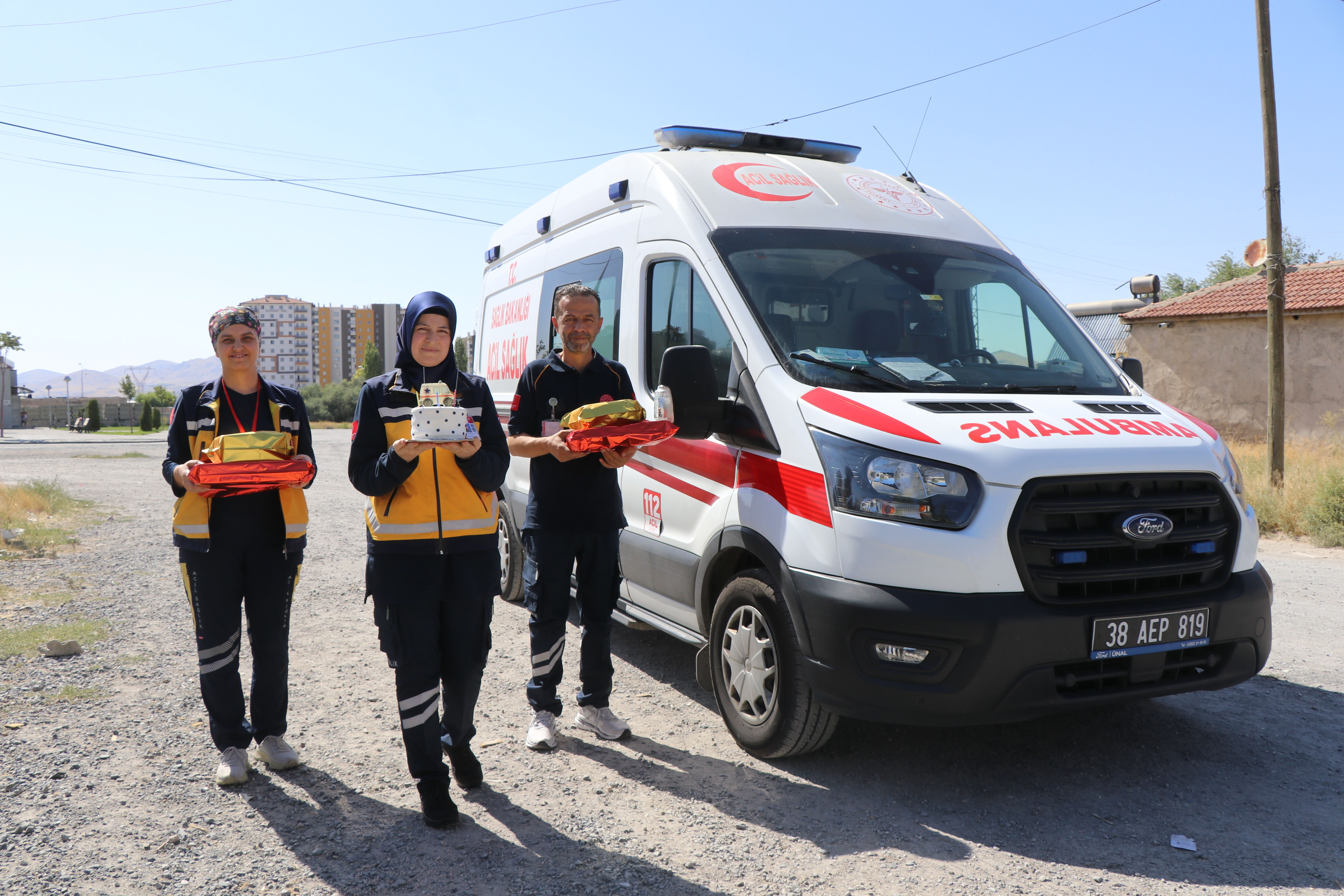 Hayata döndürdükleri Ubeyde'nin 4. yaş gününü sürpriz yaparak kutladılar
