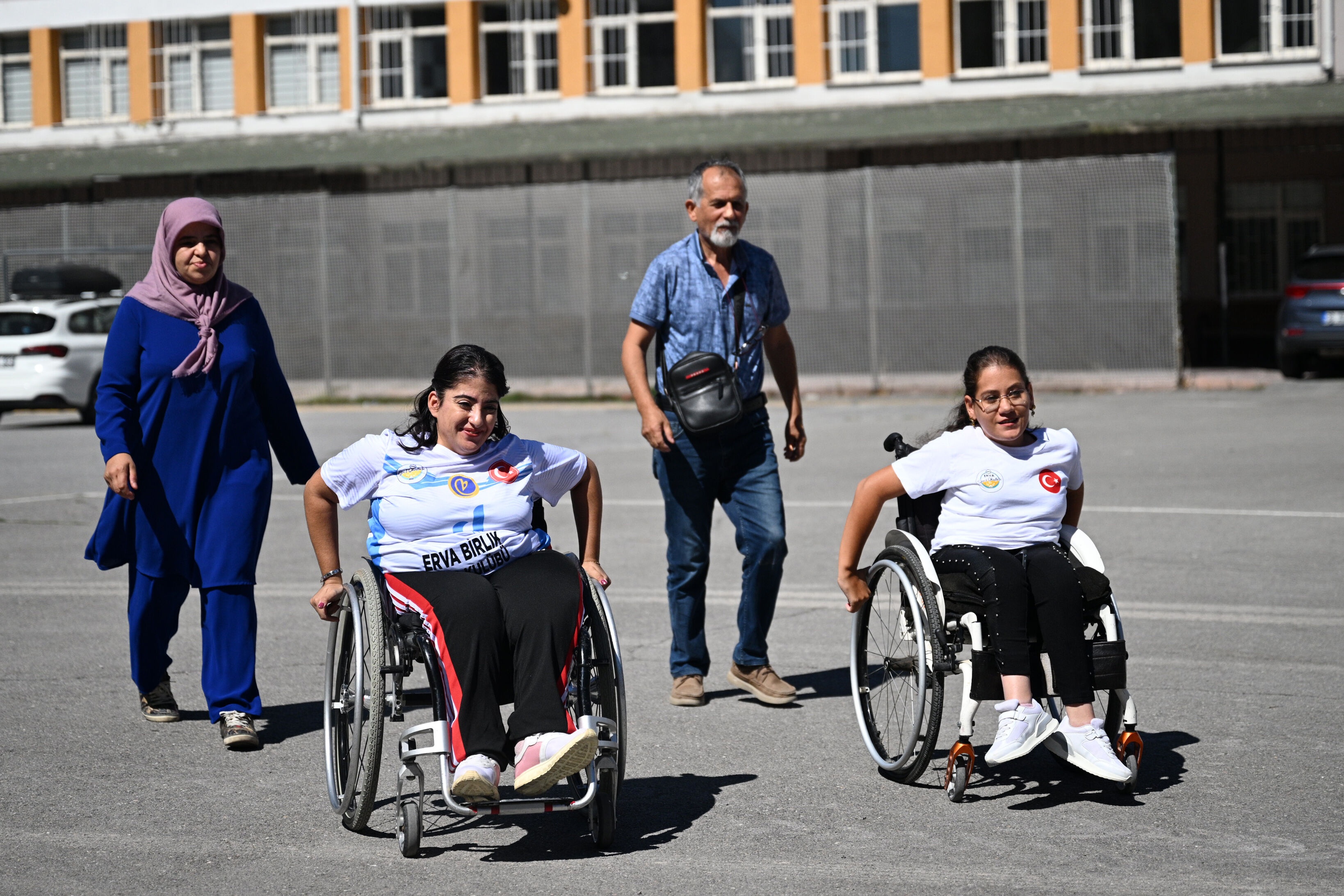 Bedensel engelli arkadaşlar Kadriye ve Vesile, badmintonda yeni başarılara birlikte hazırlanıyor