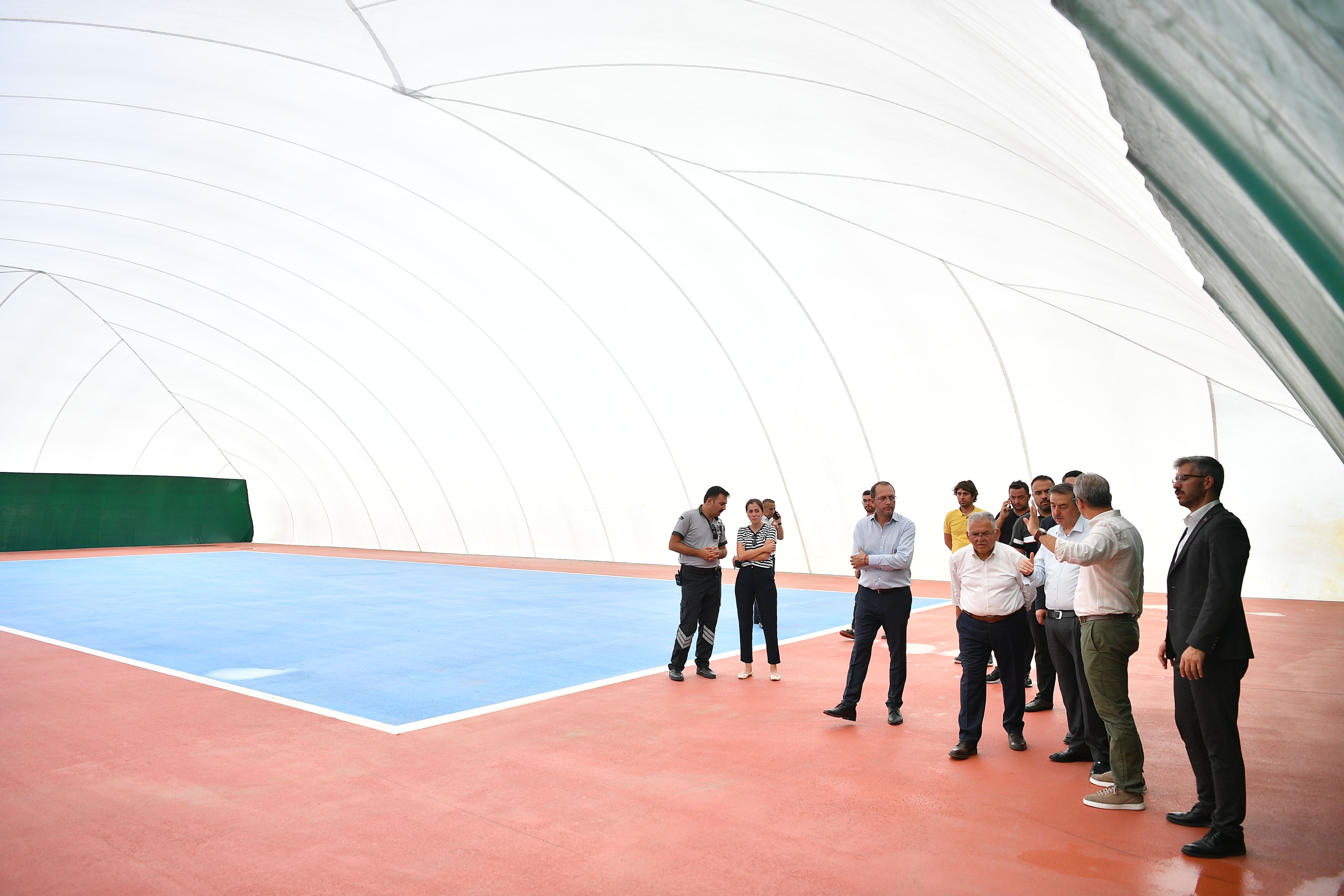 Kayseri'de tenis kortlarının üstlerini kapatma işlemi sürüyor