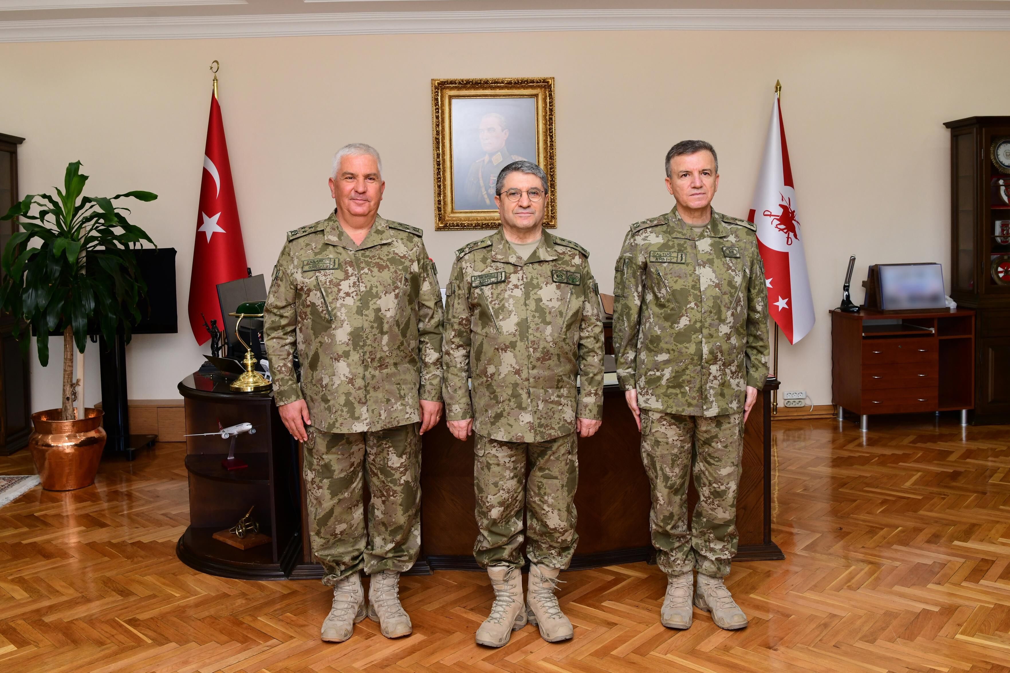 2 ve 3'üncü Ordu Komutanlıklarında devir teslim törenleri yapıldı
