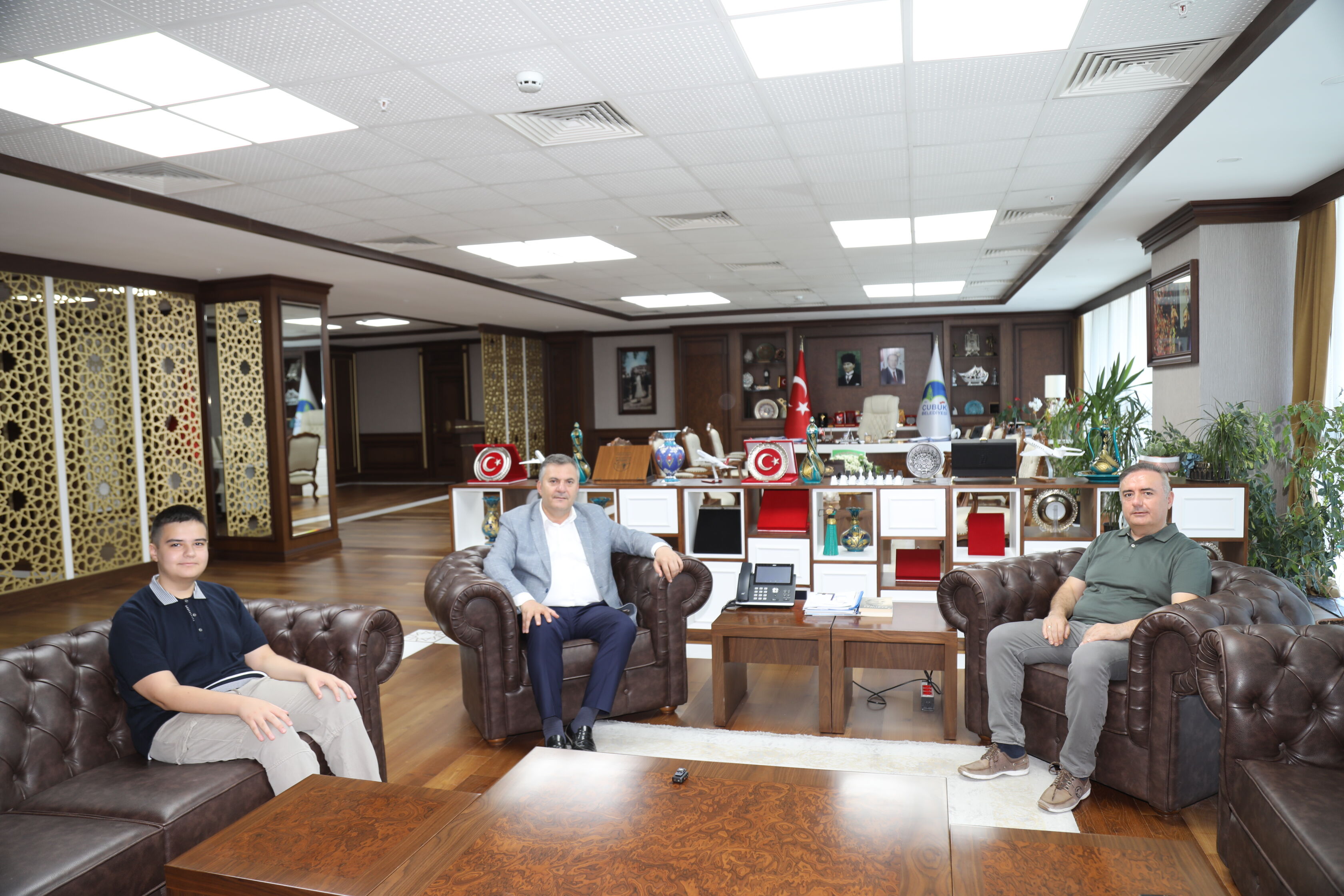 Çubuk'ta LGS'de tam puan alan öğrenci belediye başkanını ziyaret etti