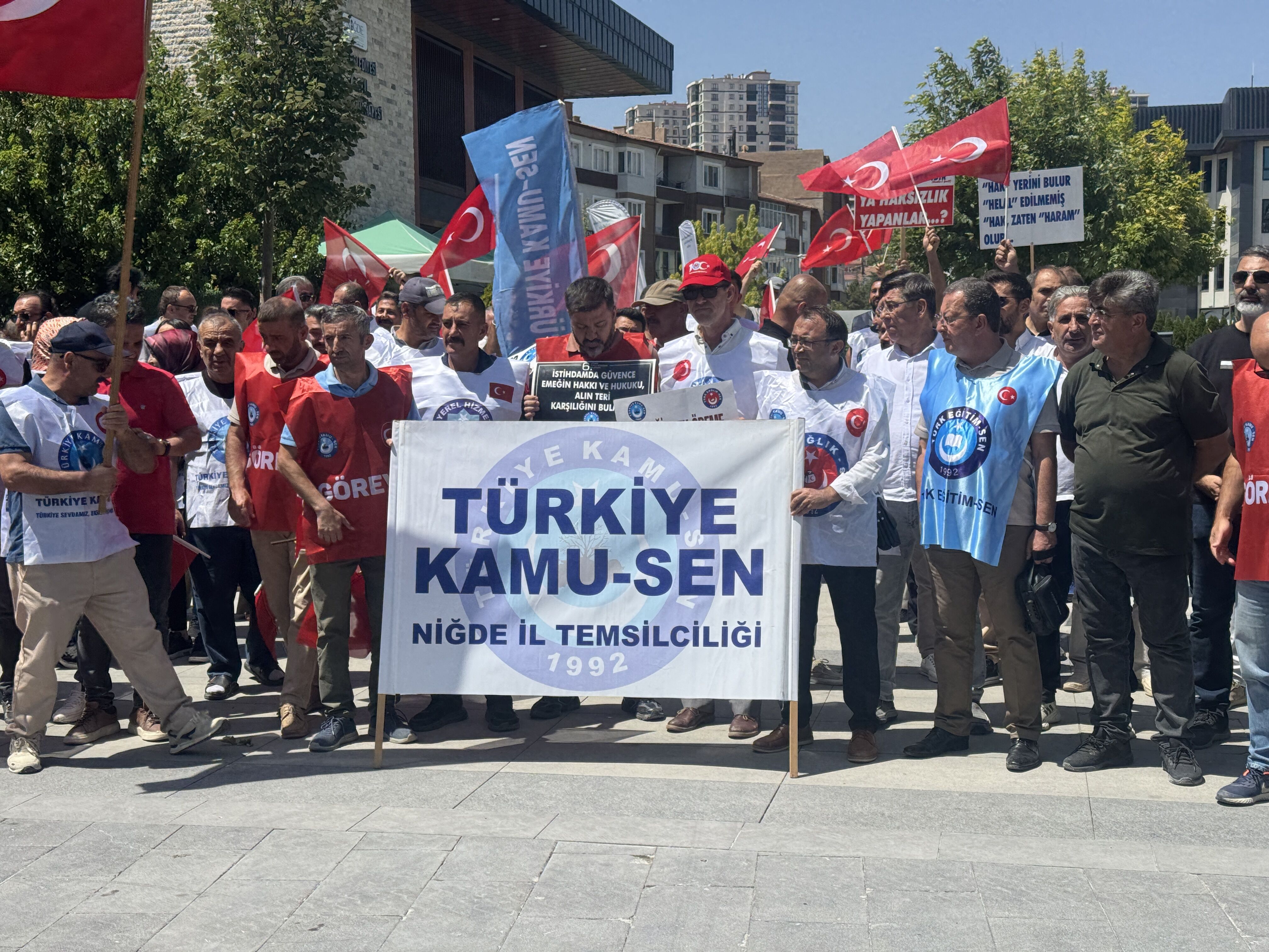 Kamu-Sen Niğde Şubesinden 8. Dönem Kamu Toplu Sözleşmesine ilişkin basın açıklaması