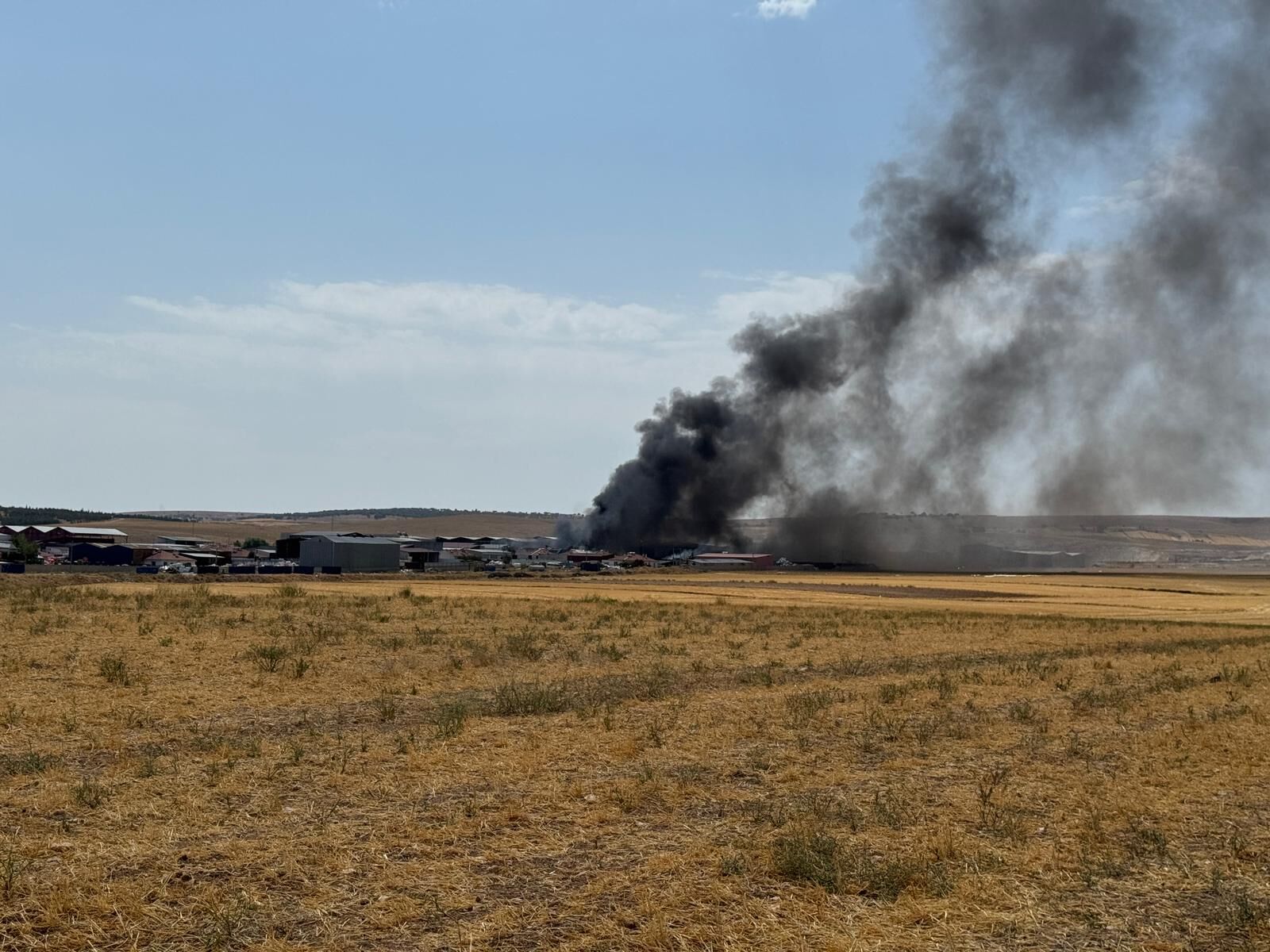 Eskişehir'de geri dönüşüm tesisinde çıkan yangına müdahale ediliyor