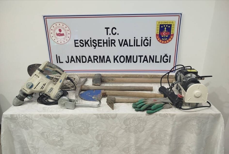 Eskişehir'de babasına ait evin bahçesinde izinsiz kazı yaptığı öne sürülen şüpheli yakalandı