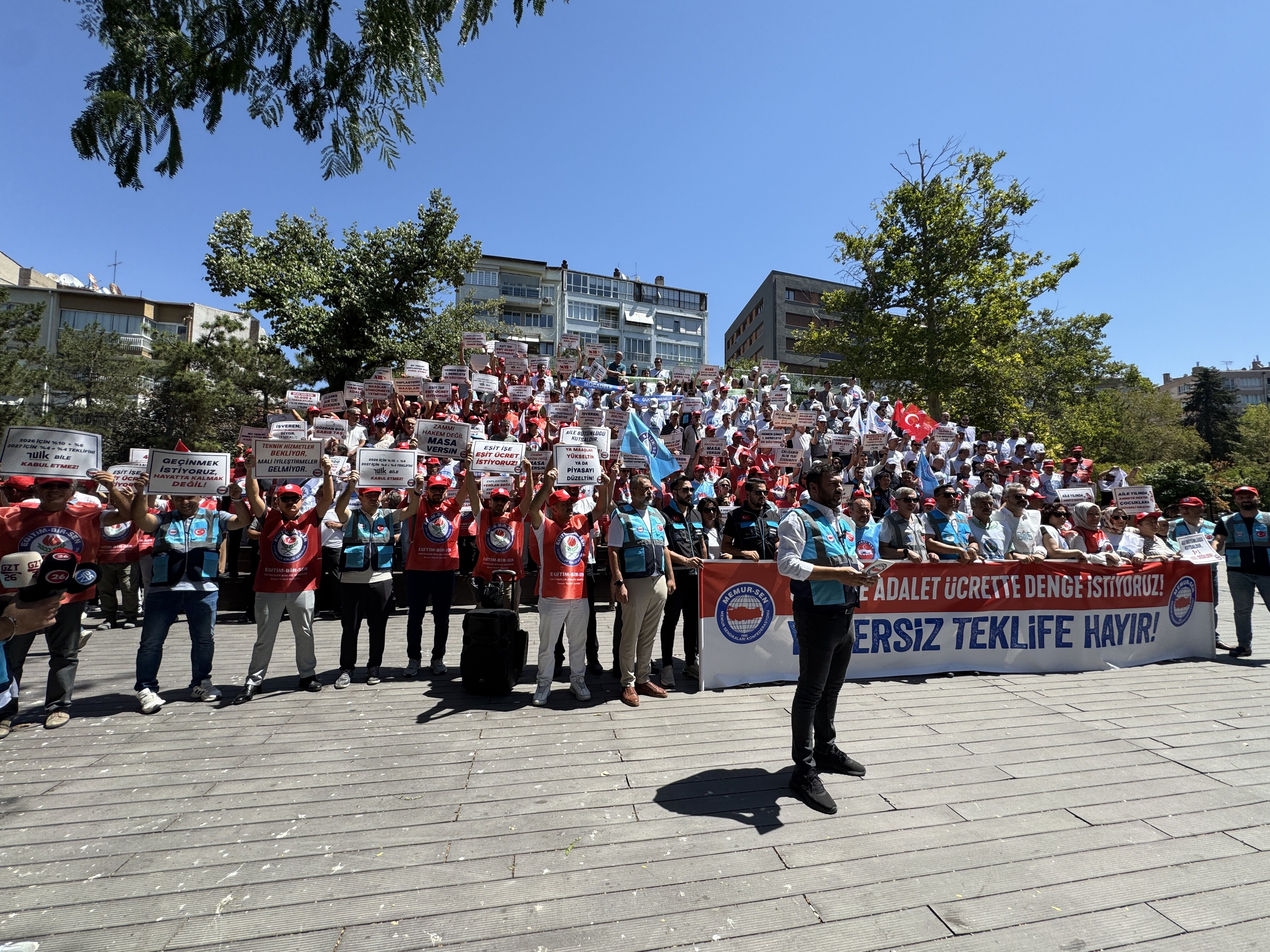 Memur-Sen üyeleri, Eskişehir'de eylem yaptı