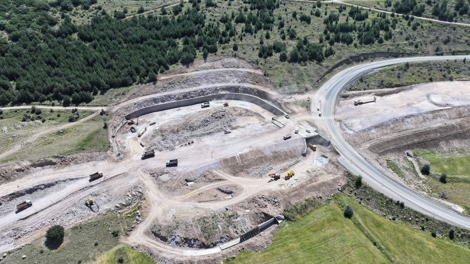 Hacılar-Erciyes yolunda yürütülen yol çalışmaları sürüyor