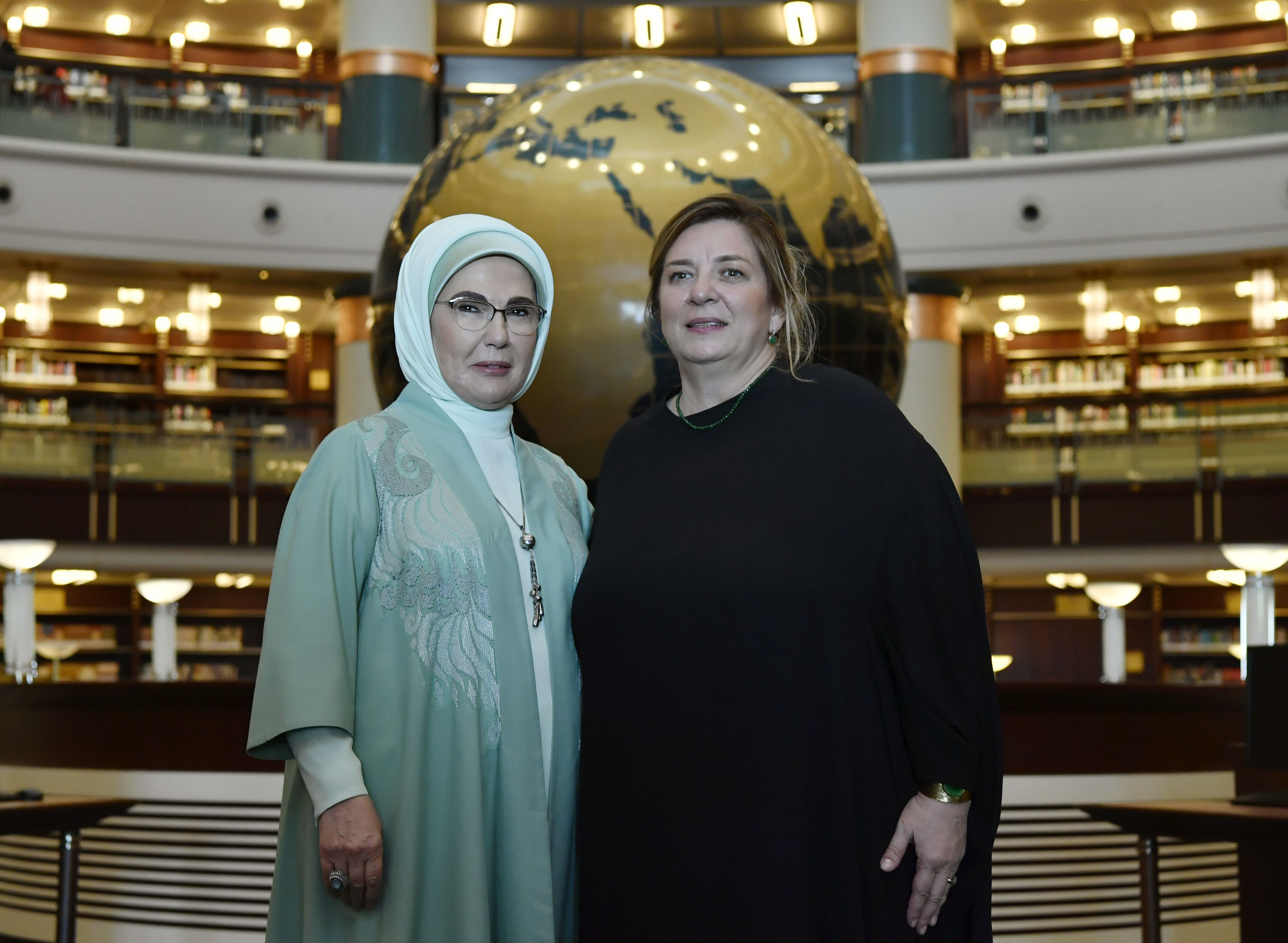 Emine Erdoğan, Gürcistan Cumhurbaşkanı Kavelashvili'nin eşiyle Millet Kütüphanesi'ni ziyaret etti