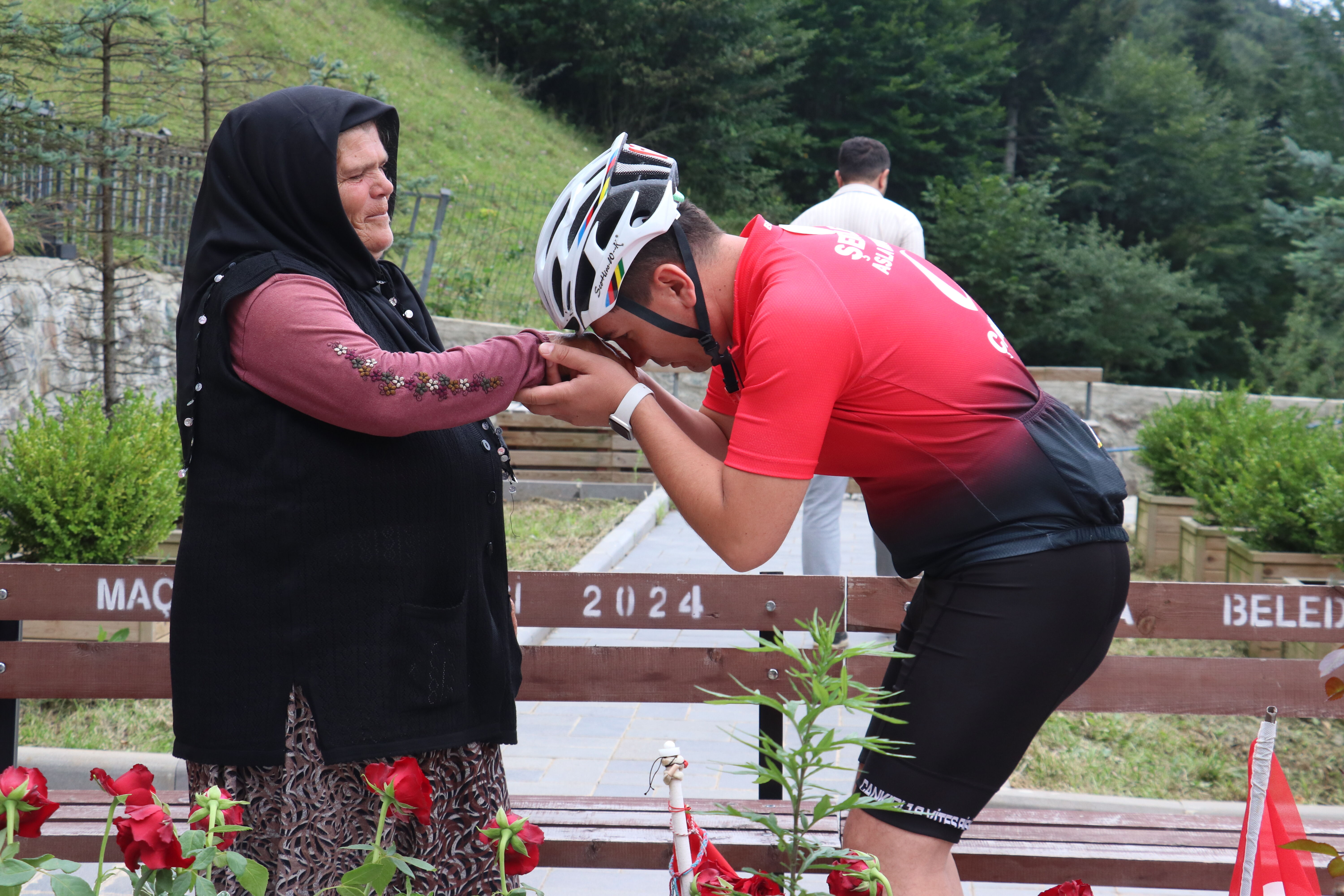 Çankırı'dan Trabzon'a pedal çeviren bisikletseverler şehit Eren Bülbül'ü mezarı başında andı