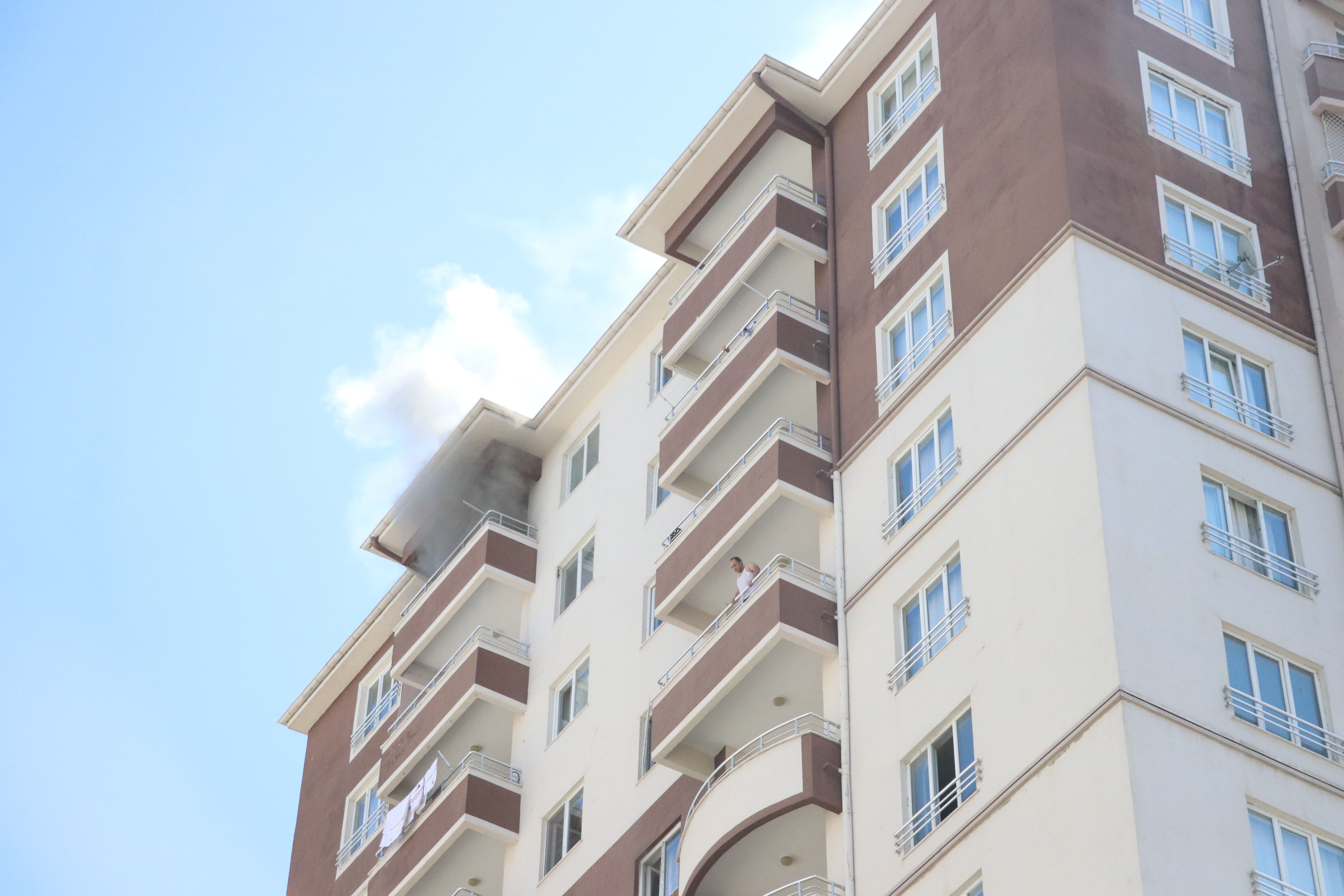 GÜNCELLEME - Kayseri'de 14 katlı apartmanda çıkan yangın söndürüldü