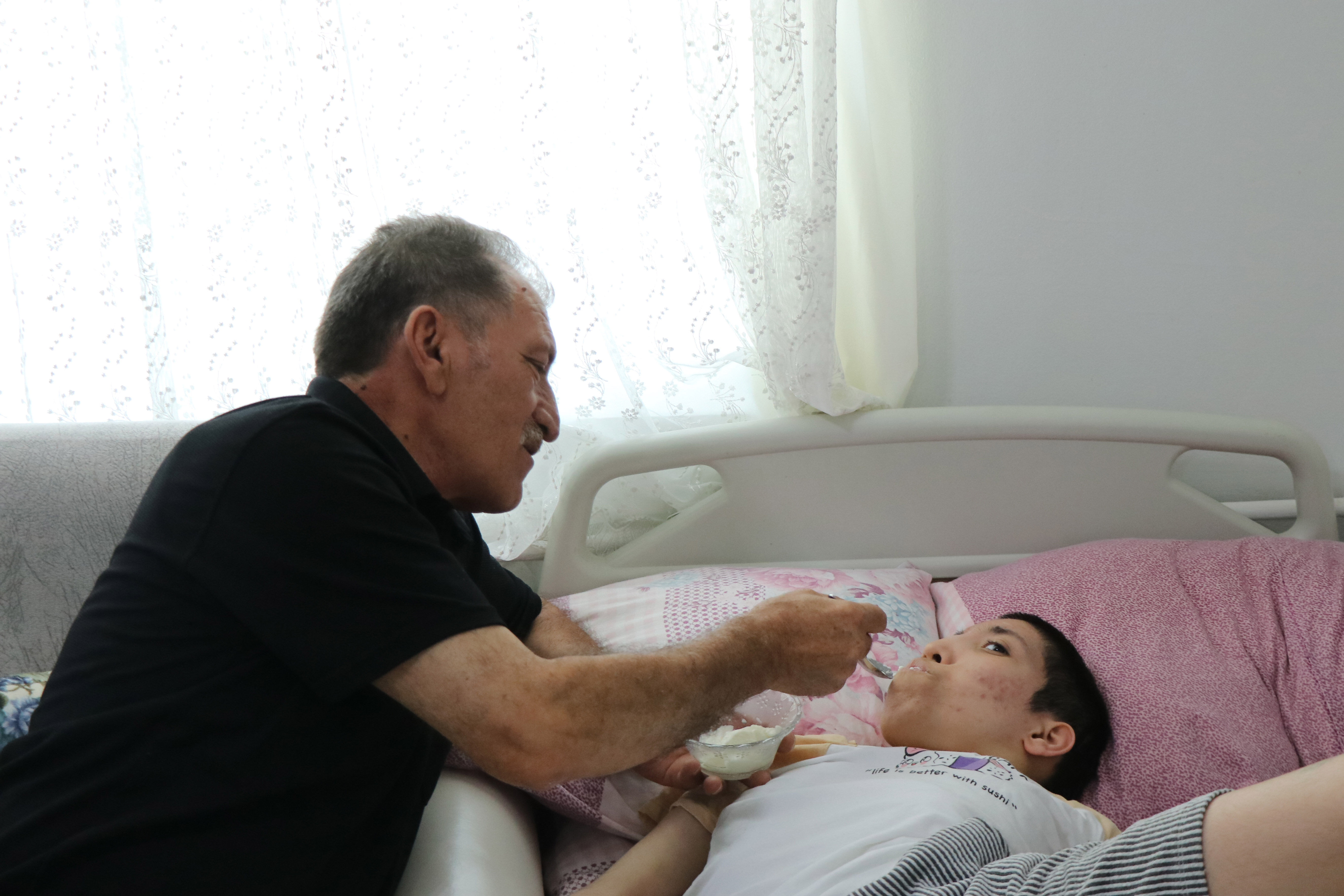 Ağır engelli kızına hem babalık hem annelik yapıyor