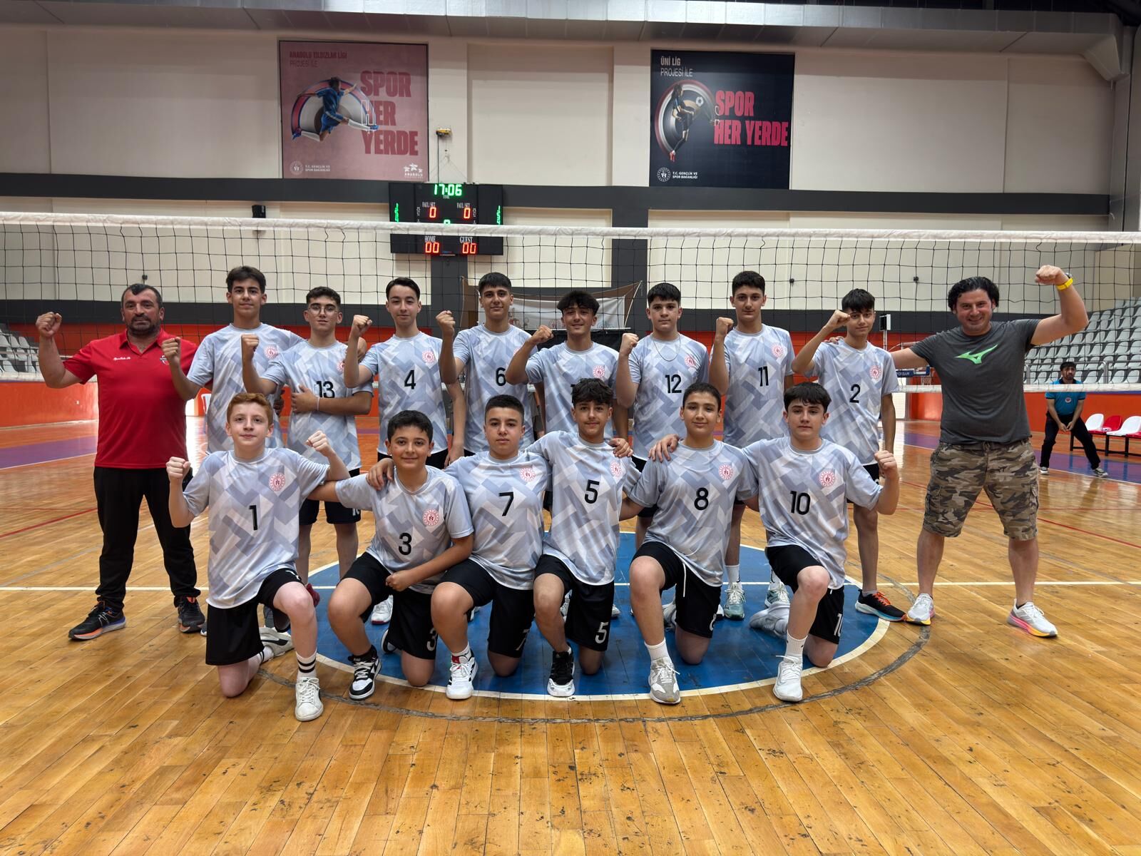 Sivas Şehit Adnan Saka Ortaokulunun voleybol takımı Türkiye finallerine gitmeye hak kazandı