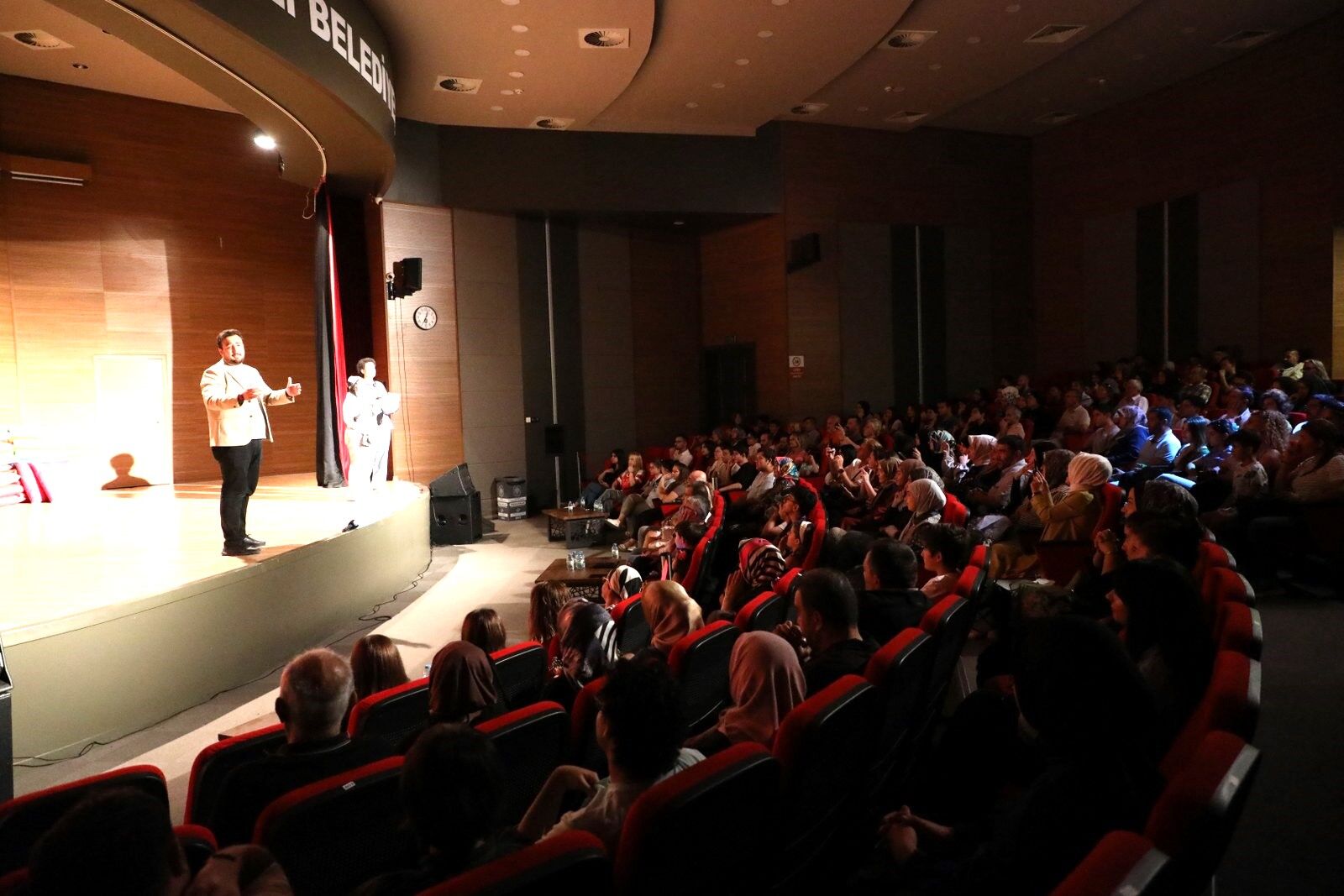 Kayseri'de 'Perde Arkası' tiyatro oyunu seyirciyle buluştu